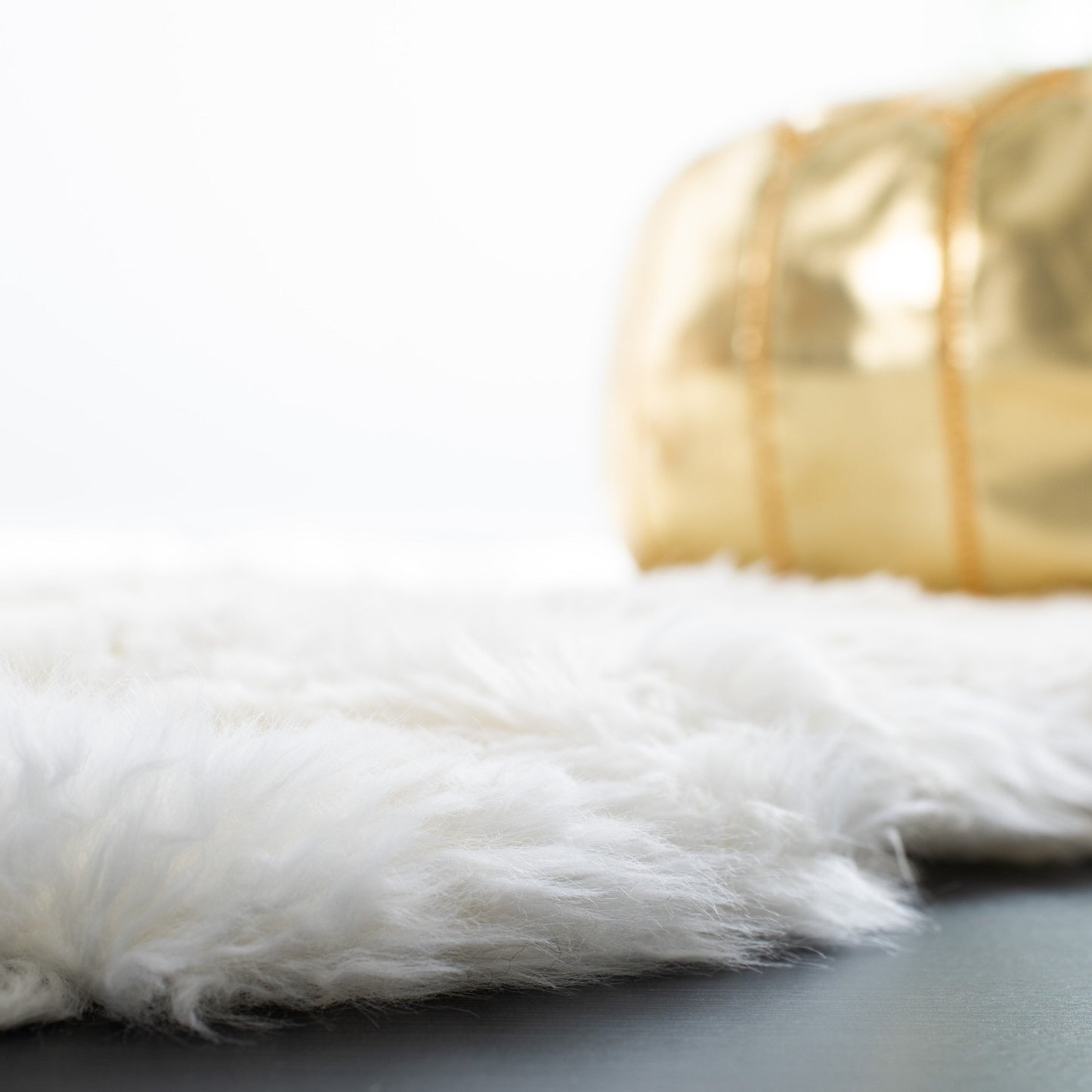 Tapis Brittnie en peau de mouton véritable, fait main par SAFAVIEH