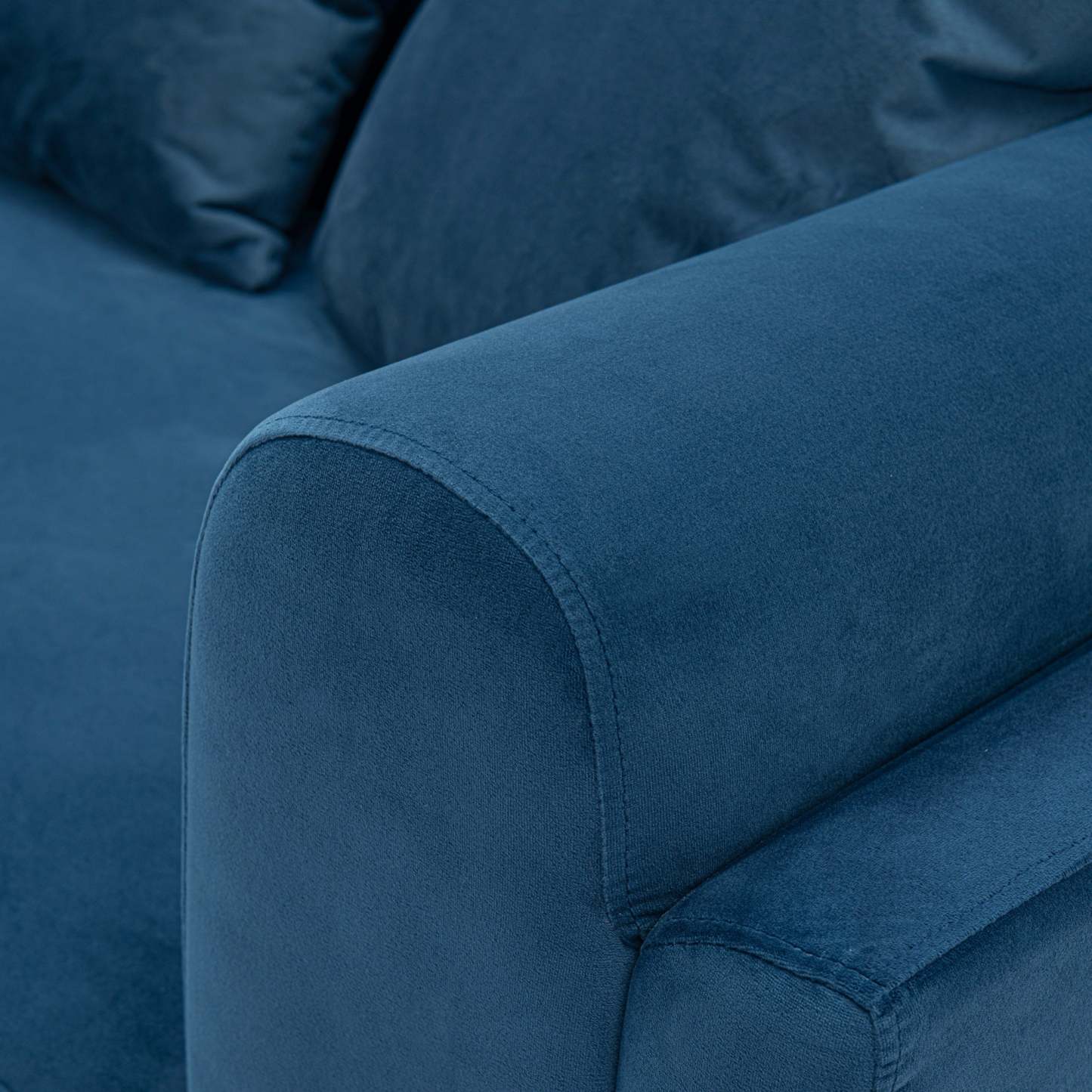 Canapé contemporain Edmonda de Manhattan Comfort en velours avec coussins - bleu saphir