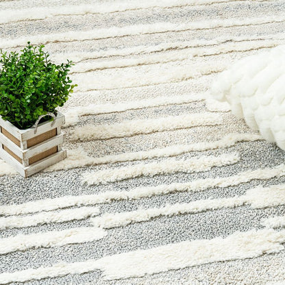 Lola Ajor Cream Shag Area Rug - 6'7 x 9'6|Carpette à poil long Lola Ajor crème - 6 pi 7 po x 9 pi 6 po