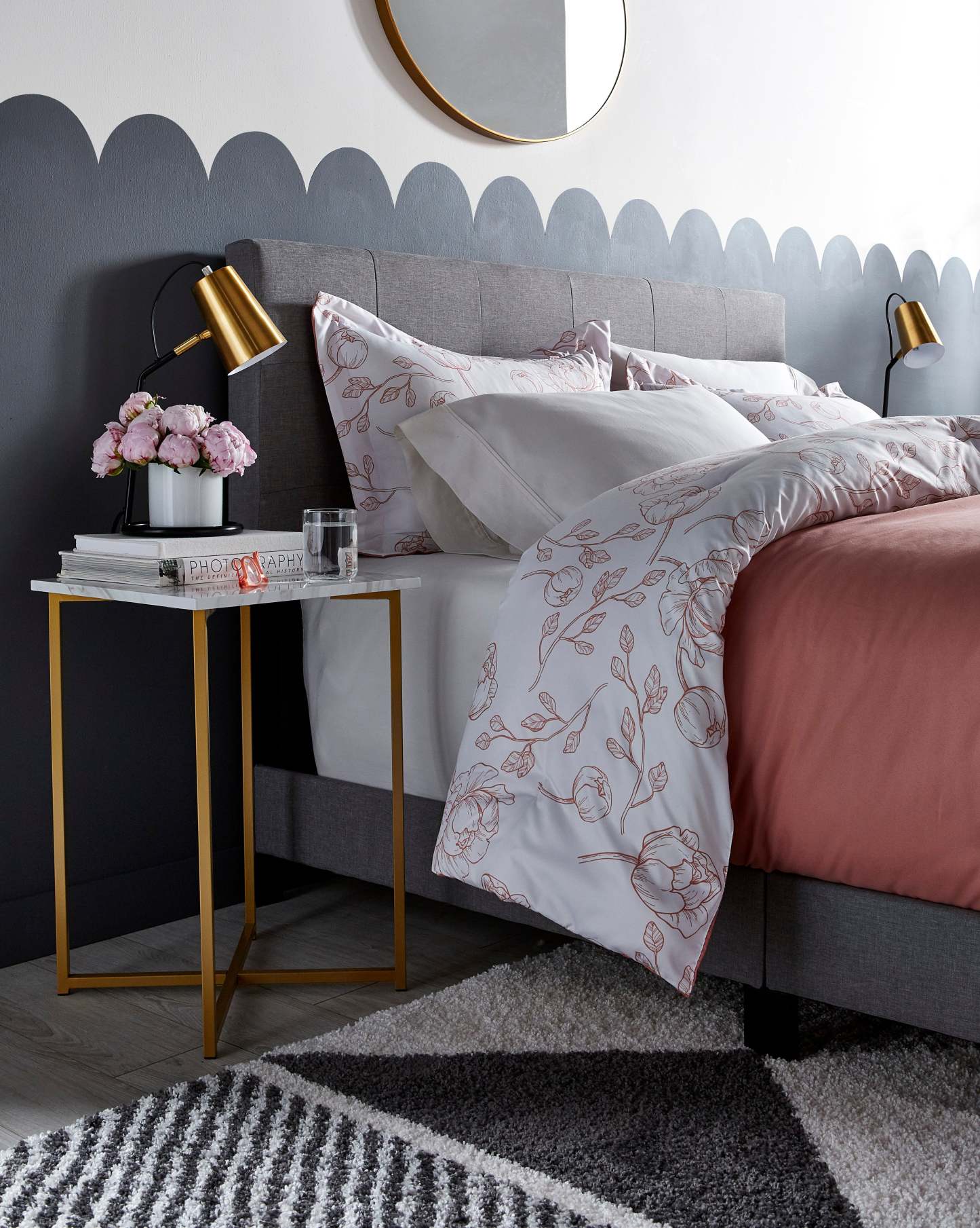 Lit rembourré Tara en tissu d'apparence lin gris, capitonné avec boutons - Pleine grandeur | Lit rembourré Tara en tissu d'apparence lin gris avec capitonnage à boutons - format lit double