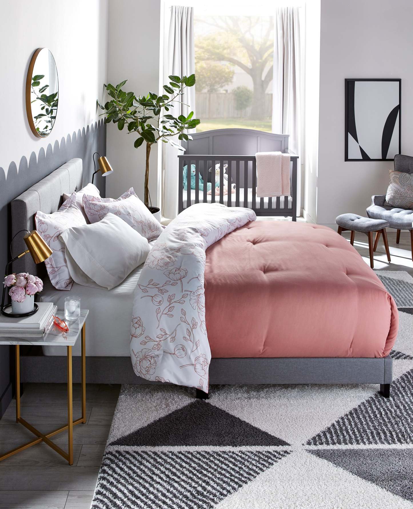 Lit rembourré Tara en tissu d'apparence lin gris, capitonné avec boutons - Queen Size | Lit rembourré Tara en tissu d'apparence lin gris avec capitonnage à boutons - format grand lit