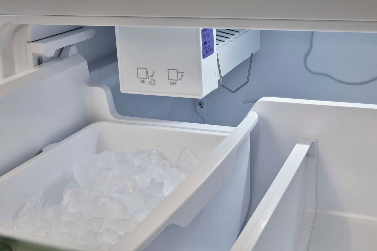 Classic Rétro par Unique 18 pi³ Réfrigérateur à congélateur sans givre en bas - UGP-510L W AC | Classic Retro by Unique Frost-Free Bottom Freezer Refrigerator 18 cu.ft. - UGP-510L W AC | U510LWAC