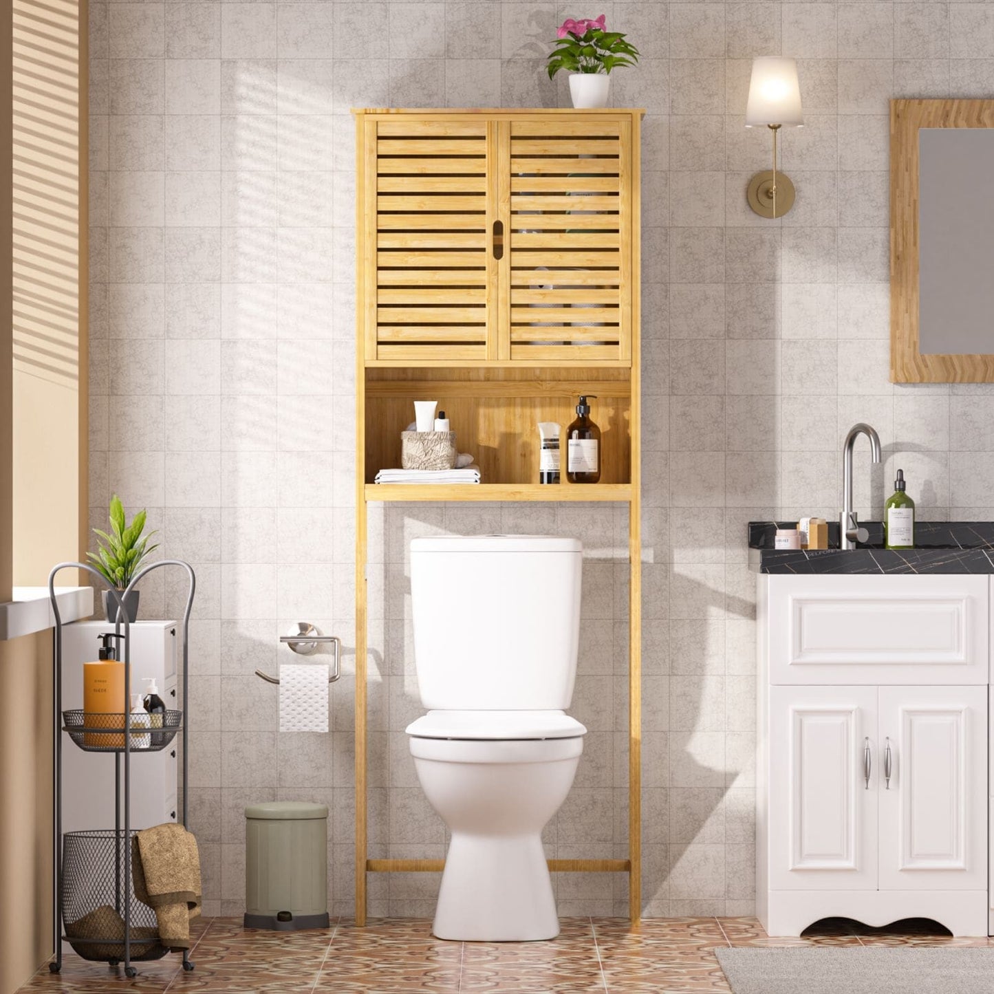 Meuble de rangement VEIKOUS en bambou à placer au-dessus des toilettes, avec étagère réglable et double porte.