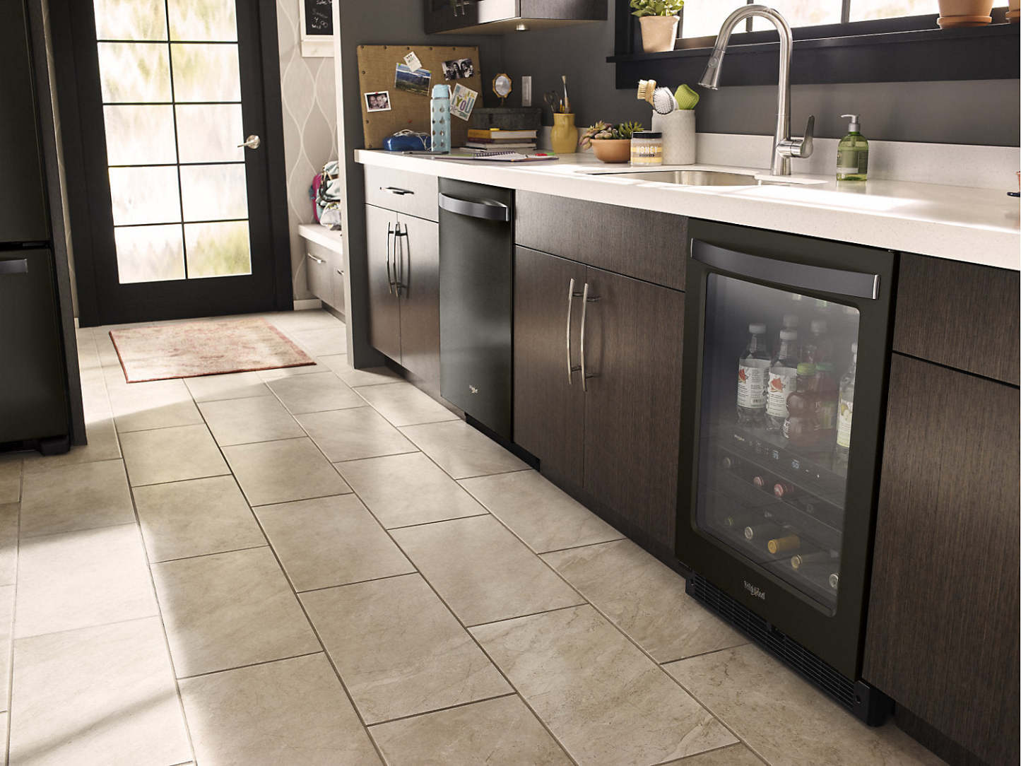 Refroidisseur à vin Whirlpool de 5,2 pi³ et de 24 po sous le comptoir - acier inoxydable noir - WUB50X24HV