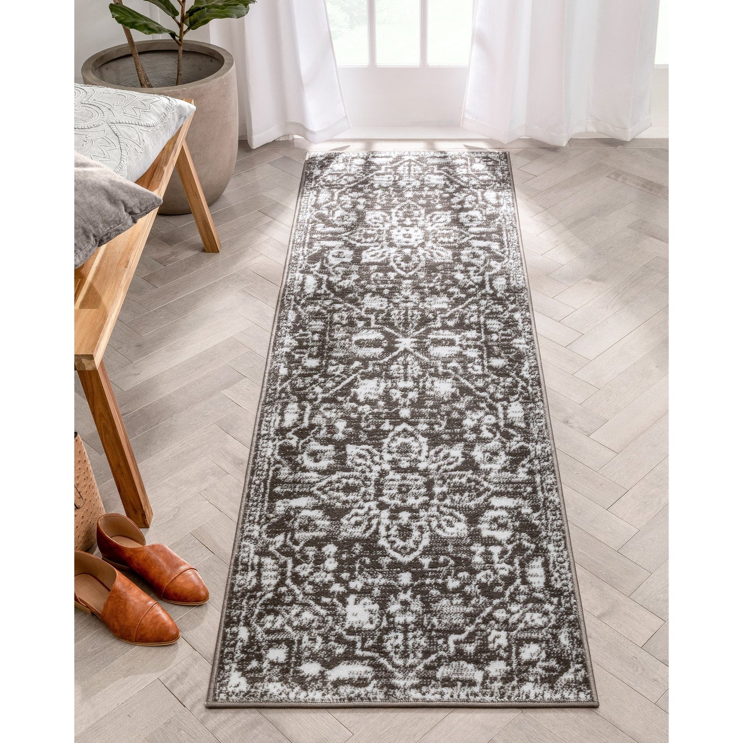 Tapis de sol bohème oriental vintage à motif floral, tissé avec soin et éblouissant.