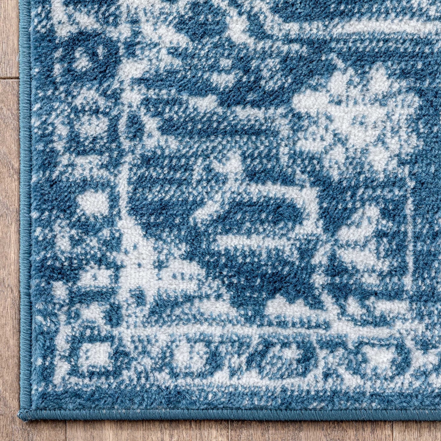 Tapis de sol bohème oriental vintage à motif floral, tissé avec soin et éblouissant.