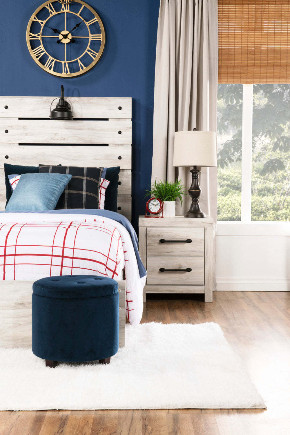 Table de chevet Abby à 2 tiroirs avec port USB, 21,8 L x 24,5 H - Blanc | Table de nuit Abby de 21,8 po (L) x 24,5 po (H) à 2 tiroirs avec port USB - blanche