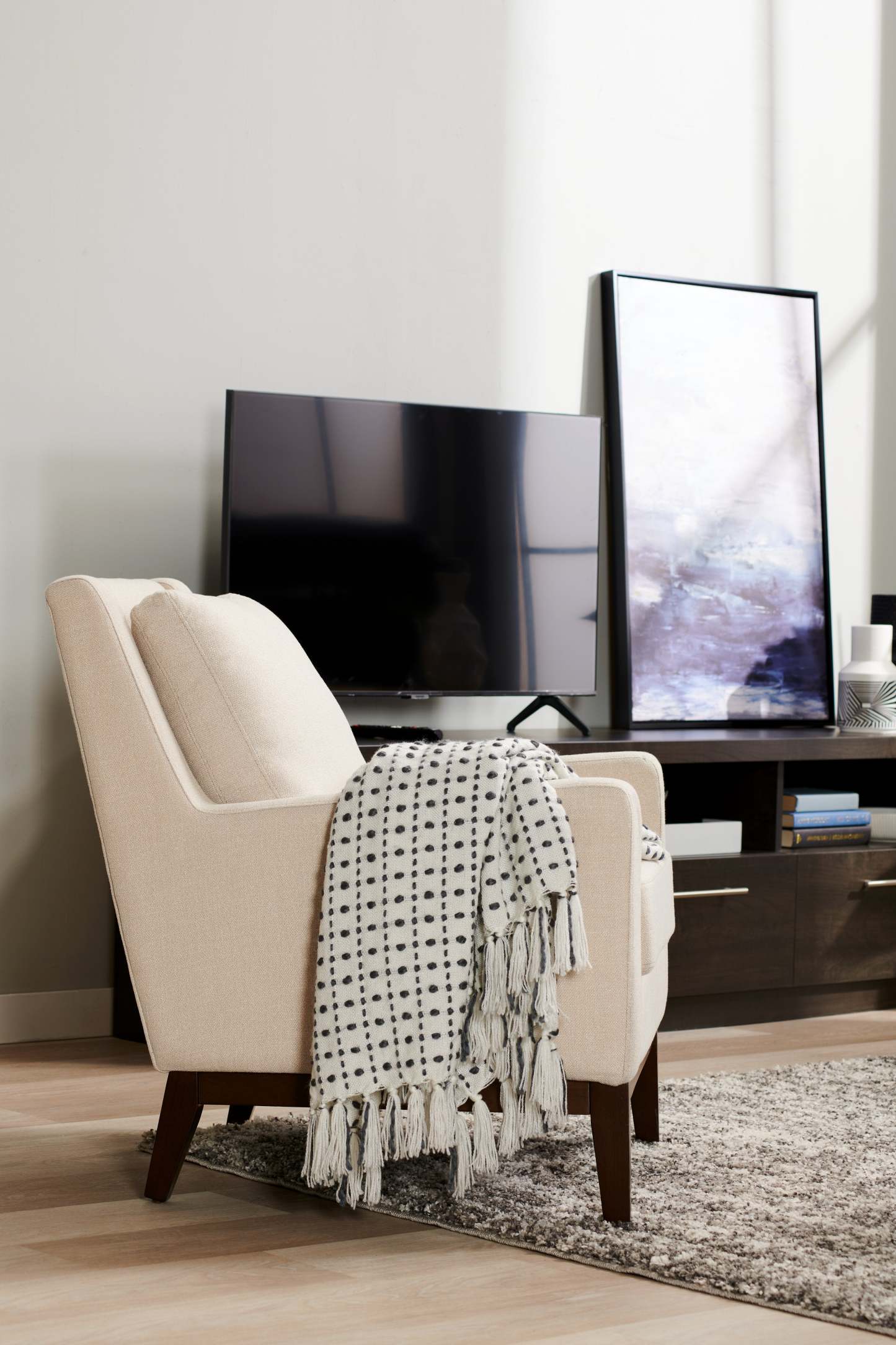 Chaise d'appoint en tissu d'apparence lin avec base en bois Adel 28,5 - Beige | Fauteuil d'appoint Adel de 28,5 po en tissu d'apparence lin avec piètement en bois - beige