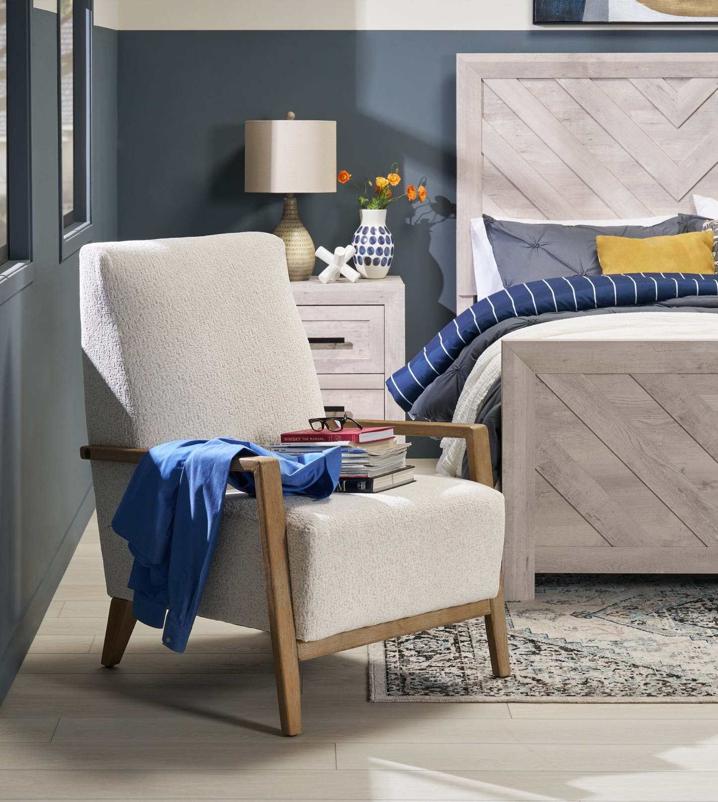 Chaise d'appoint Adley 28 en tissu chenille avec accoudoirs et pieds en bois - Blanc albâtre | Fauteuil d'appoint Adley 28 po en tissu de chenille avec accoudoirs et pattes en bois - blanc albâtre