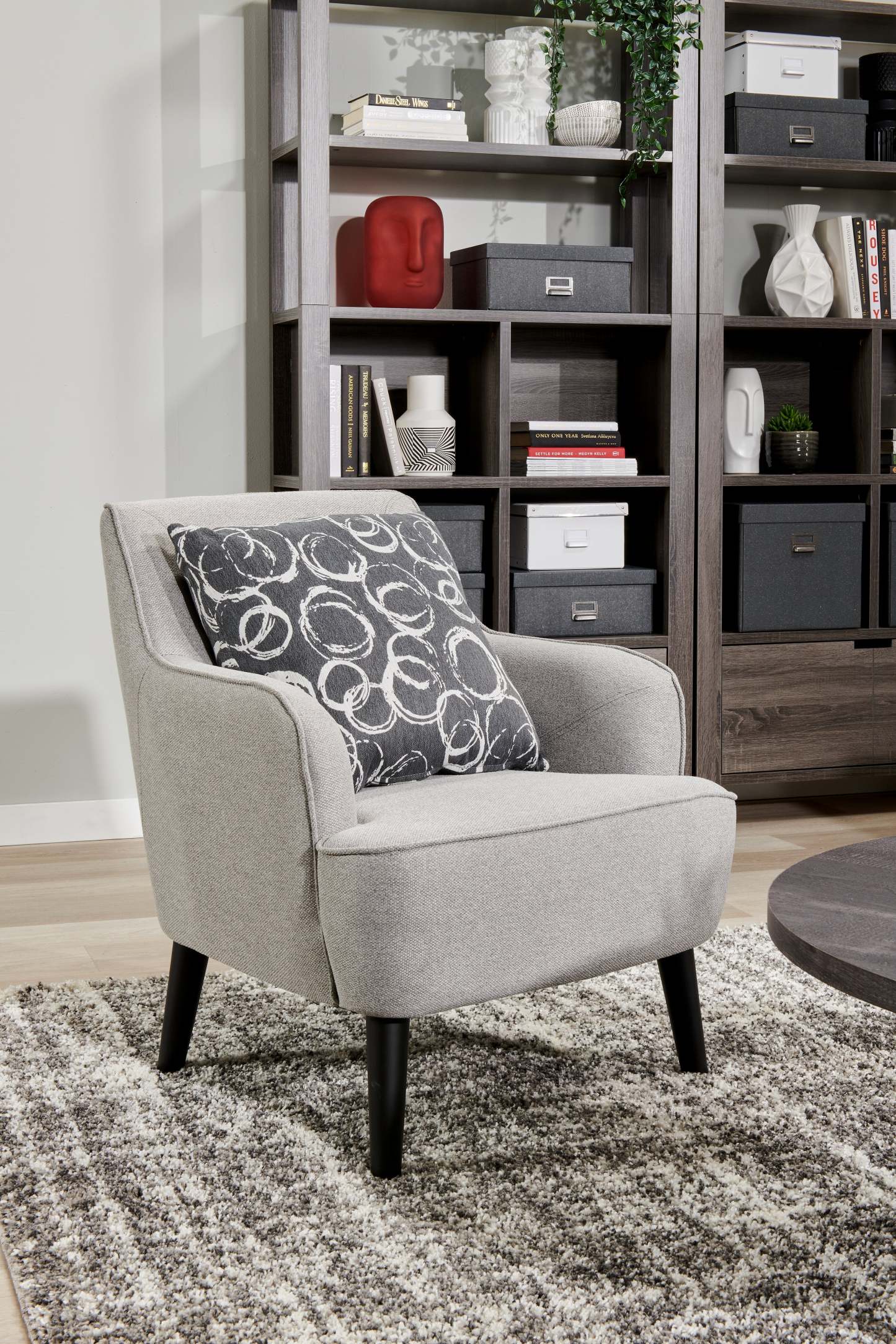 Aimy 28 Chaise d'appoint en tissu aspect lin avec pieds cylindriques en bois - Gris clair | Fauteuil d'appoint Aimy de 28 po en tissu d'apparence lin avec pattes cylindriques en bois - gris clair
