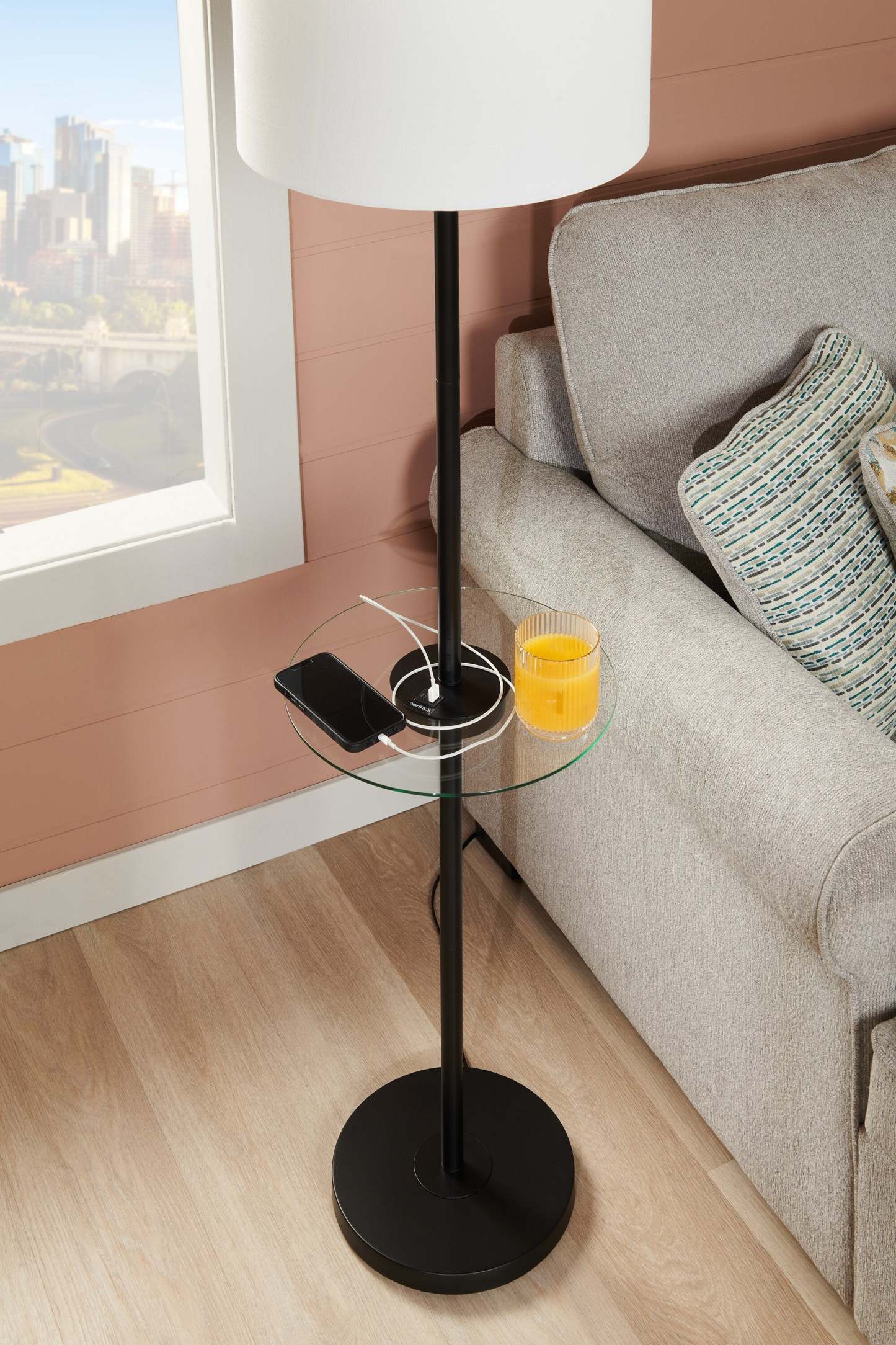 Kort &amp; Co. Alban 26 Black Lampadaire avec chargement USB et table d'appoint intégrée|Lampe à pied Alban de Kort &amp; Co. de 26 po noire avec recharge USB et table d'appoint intégrée