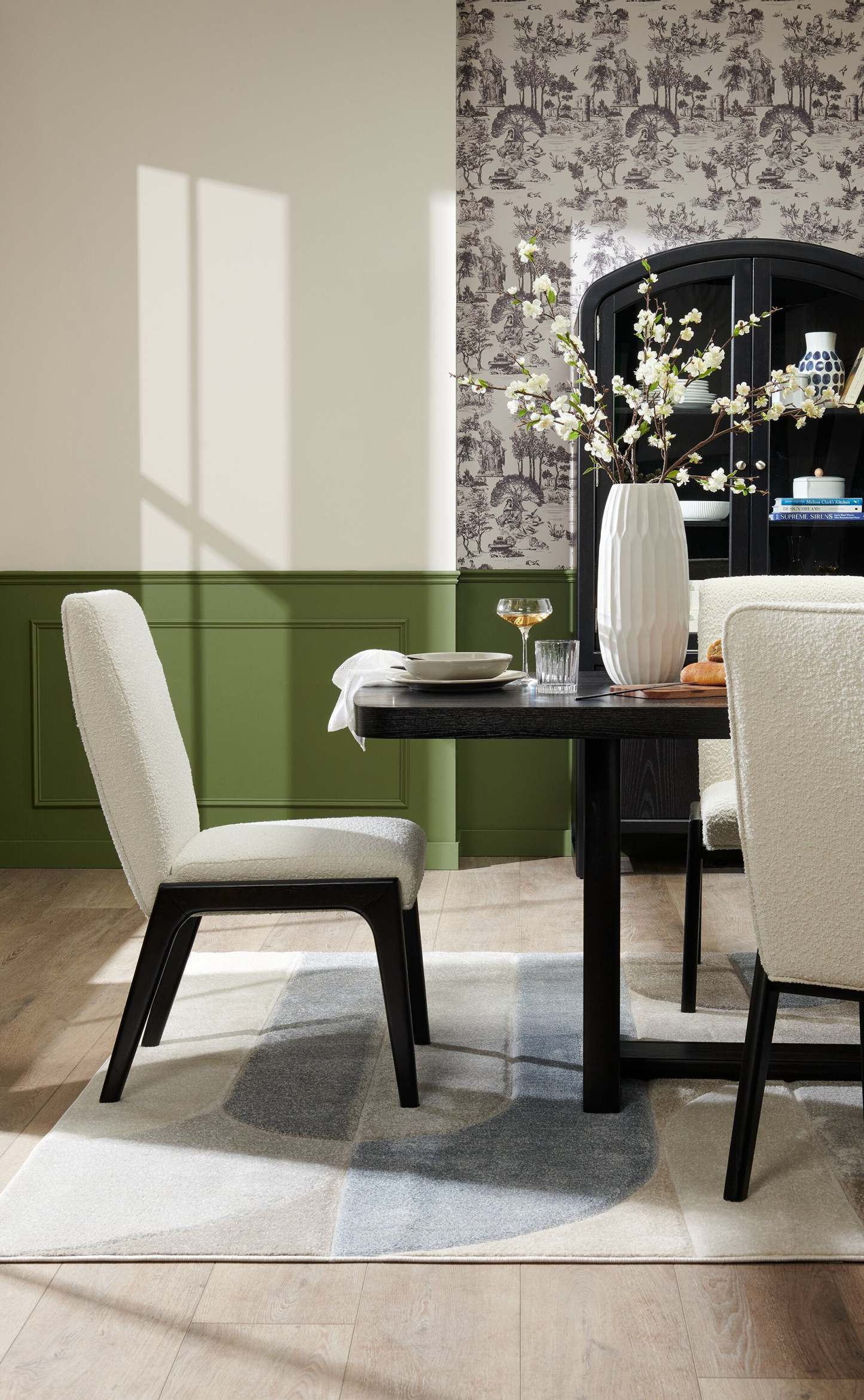 Chaise de salle à manger Alma avec tissu bouclé - Noir charbon et blanc | Chaise de salle à manger Alma en tissu bouclé - anthracite noir et blanche