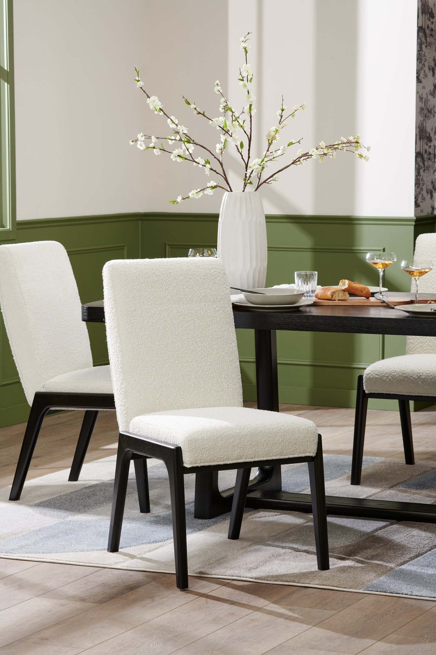 Chaise de salle à manger Alma avec tissu bouclé - Noir charbon et blanc | Chaise de salle à manger Alma en tissu bouclé - anthracite noir et blanche