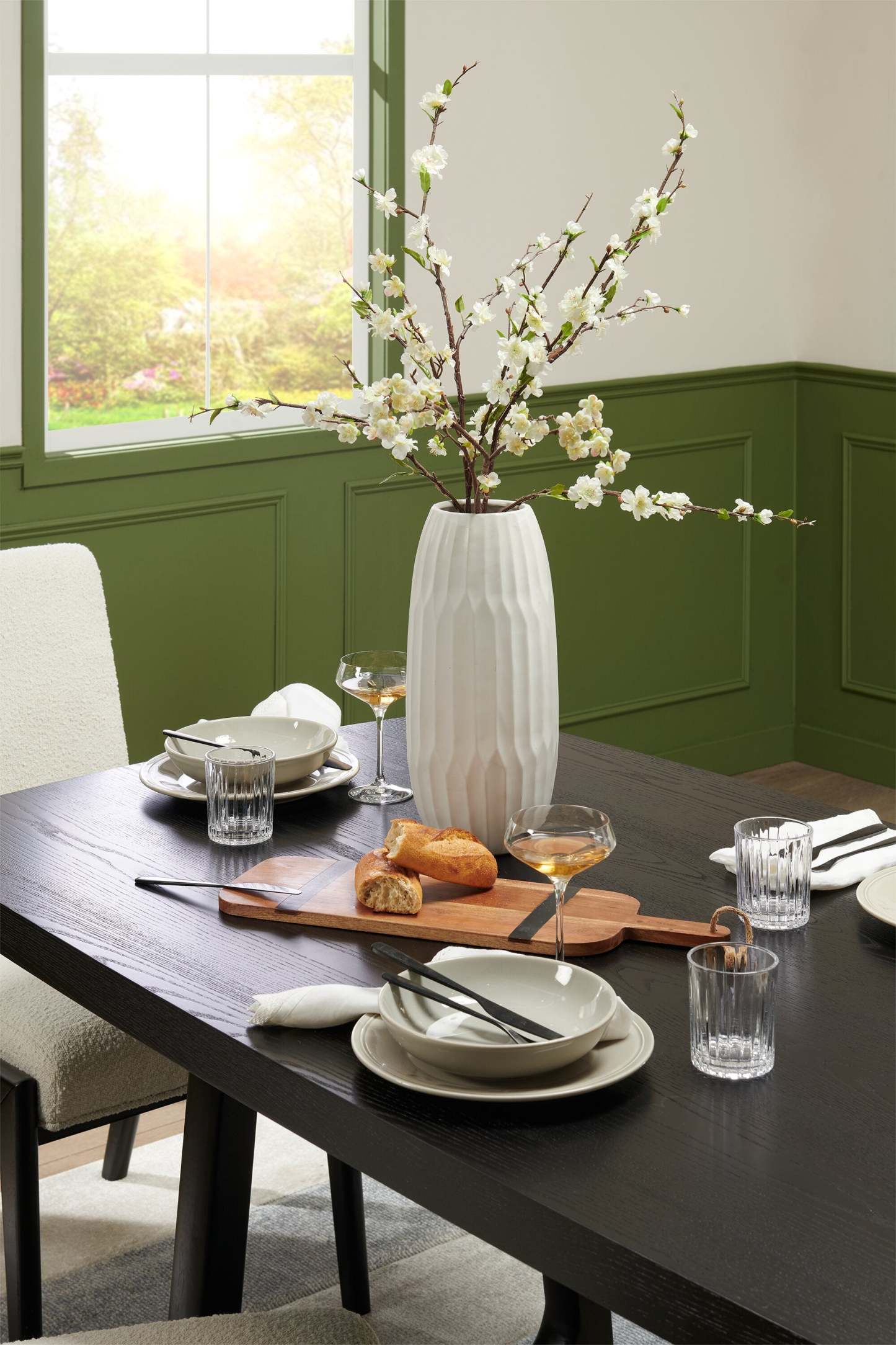 Table de salle à manger Alma de 86 po (L) avec base à tréteaux - anthracite noir | Alma Dining Table with Trestle Base, 86W - Charcoal Black