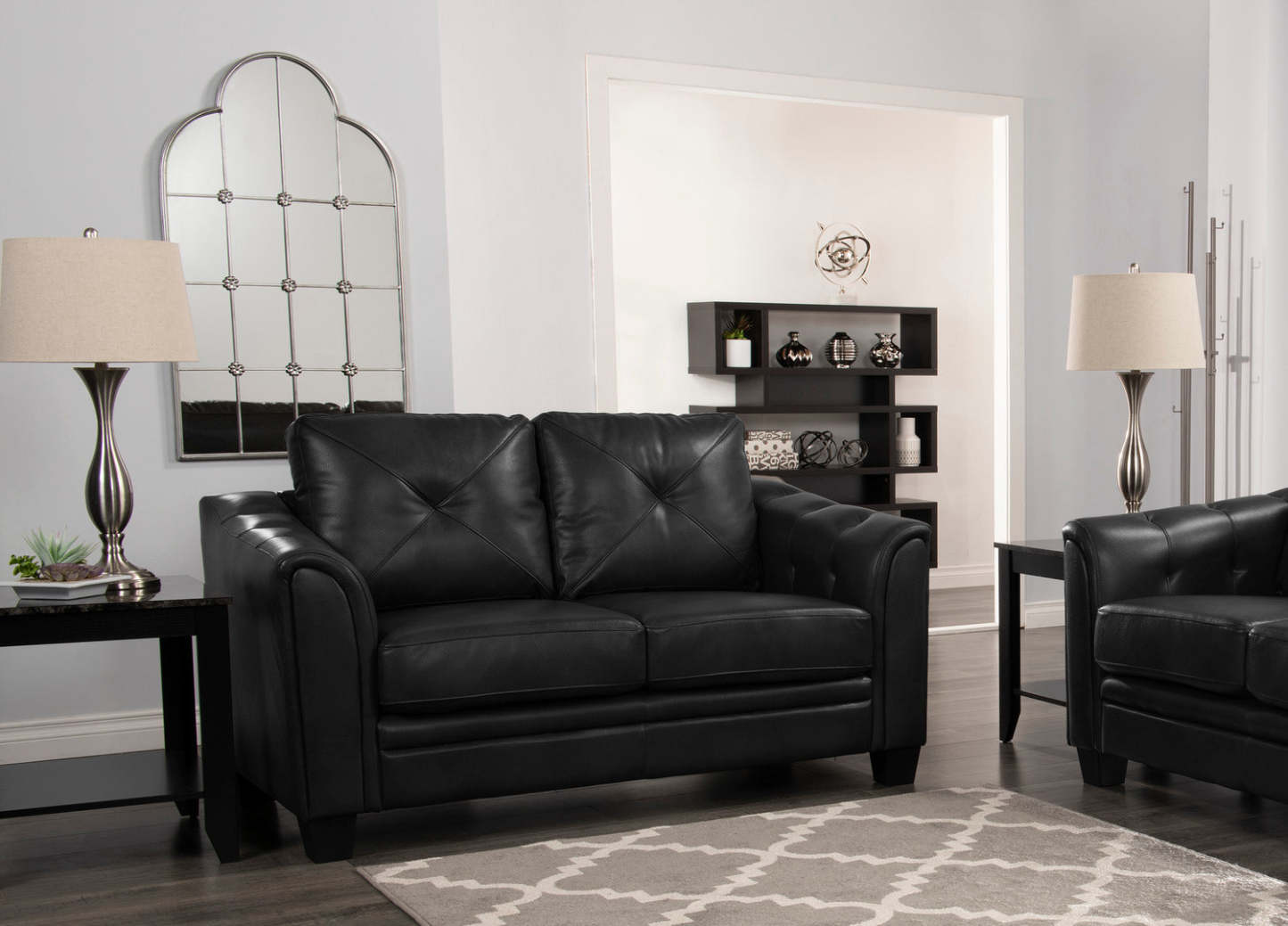 Causeuse Andi de 62 po en tissu d’apparence cuir avec capitonnage - noire