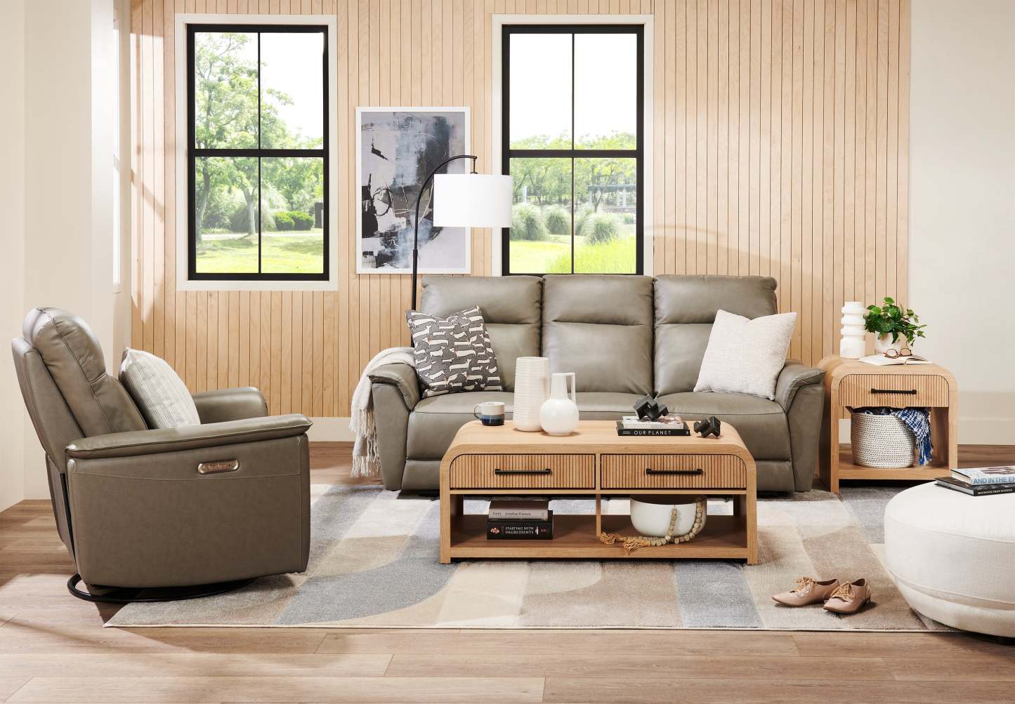 Chateau d'Ax Angelo 84.25 Canapé en cuir véritable inclinable électriquement avec appuie-têtes électriques - Gris | Canapé à inclinaison électrique Angelo de Château d'Ax de 84,25 po en cuir véritable avec appuie-têtes électriques - gris