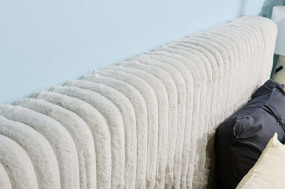 Lit plateforme rembourré Aria en tissu gris capitonné - format grand lit | Lit plateforme rembourré Aria en tissu gris, capitonné - Queen Size