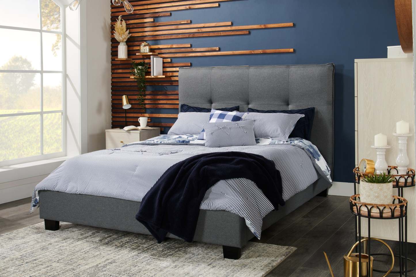 Lit plateforme rembourré Asha en tissu gris, capitonné - Queen Size | Lit plateforme rembourré Asha en tissu gris capitonné - format grand lit