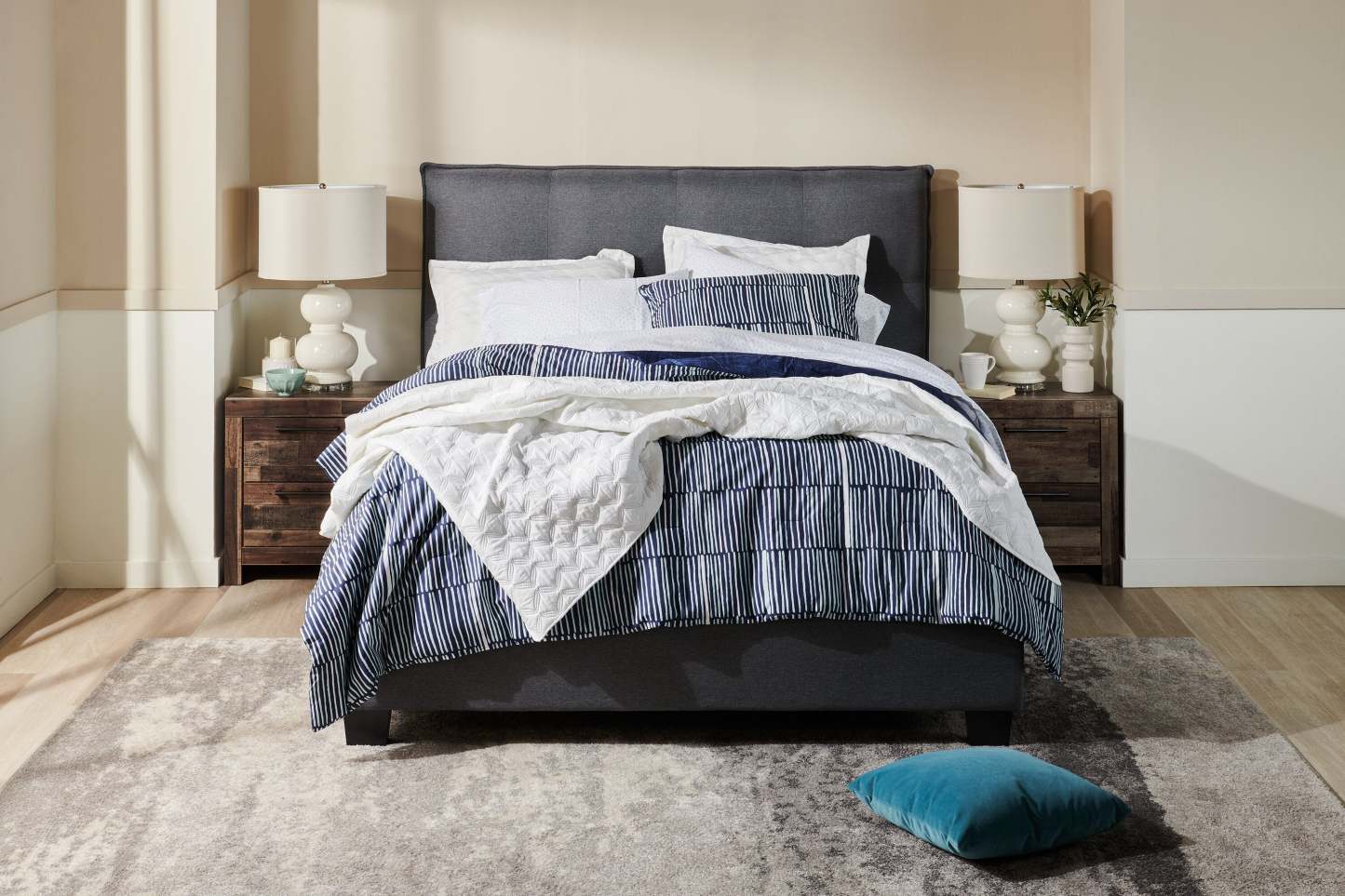 Lit plateforme rembourré Asha en tissu gris, capitonné - Queen Size | Lit plateforme rembourré Asha en tissu gris capitonné - format grand lit