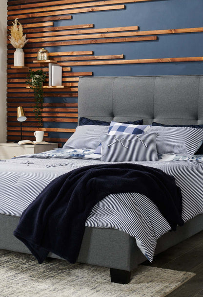 Lit plateforme rembourré Asha en tissu gris, capitonné - Queen Size | Lit plateforme rembourré Asha en tissu gris capitonné - format grand lit