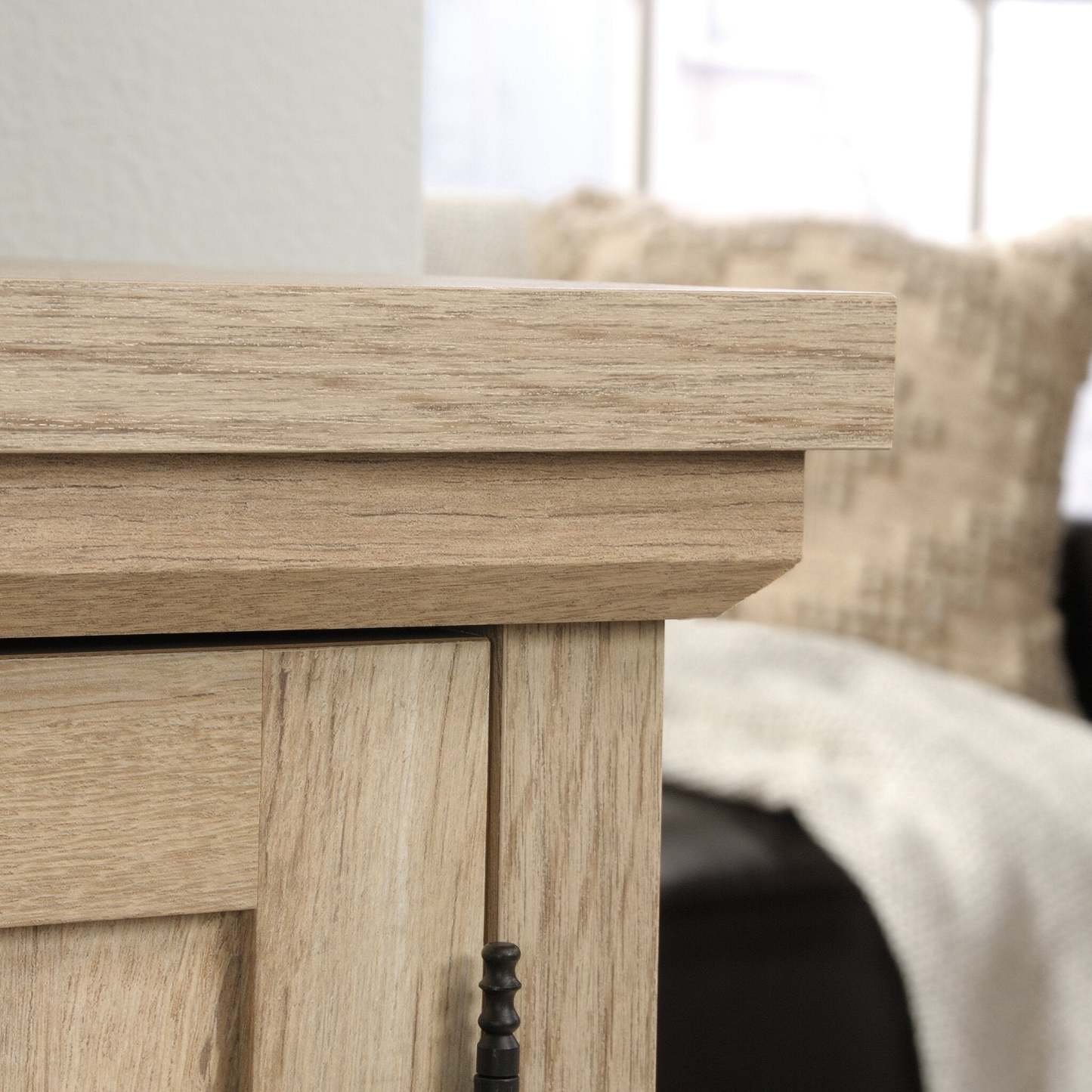 Aspen Post 47.09 Commercial Grade Small Office Credenza - Prime Oak|Petit bahut de bureau Aspen Post de 47,09 po de qualité commerciale - chêne clair