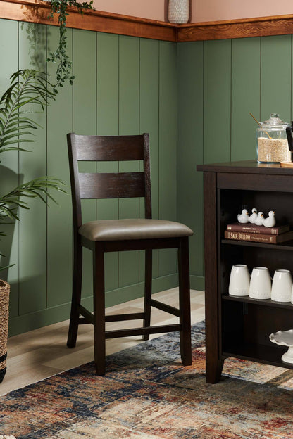 Astoria Ensemble de salle à manger 5 pièces à hauteur de comptoir avec table et 4 chaises, étagères intégrées, 60 W - Marron | Ensemble de salle à manger Astoria 5 pièces de hauteur comptoir avec table de 60 po (L), tablettes intégrées et 4 chaises - brun