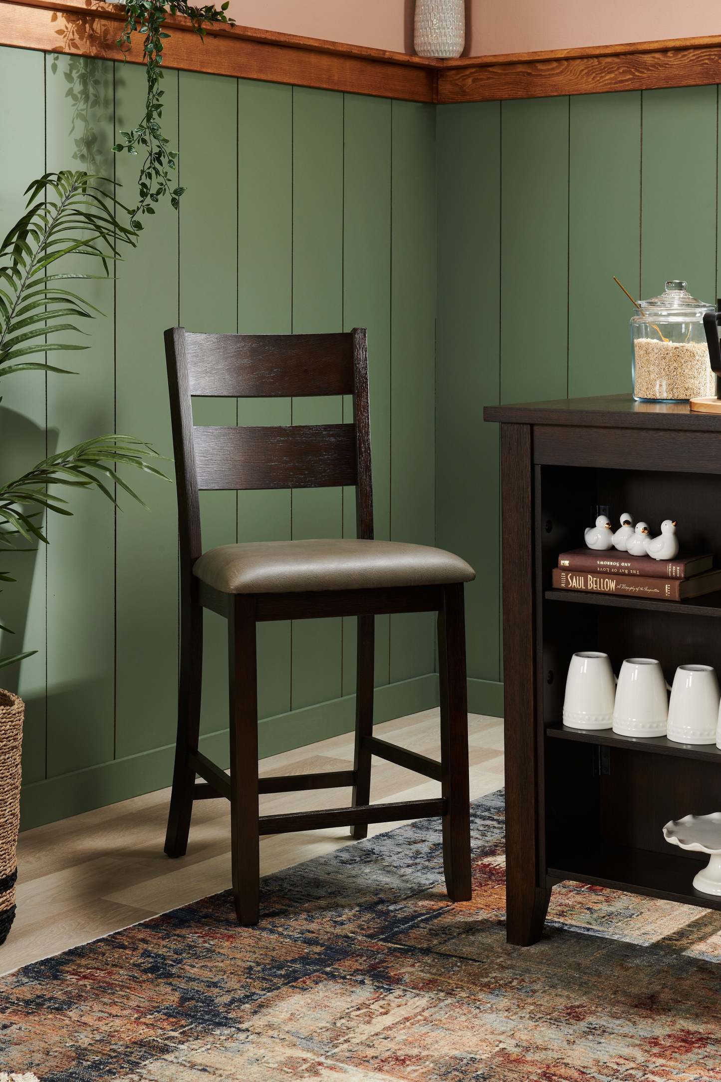 Chaise de salle à manger à hauteur de comptoir Astoria avec tissu en cuir végétalien, dossier en échelle - Marron | Chaise de salle à manger Astoria de hauteur comptoir en tissu de cuir végétalien avec dossier en échelle - brune