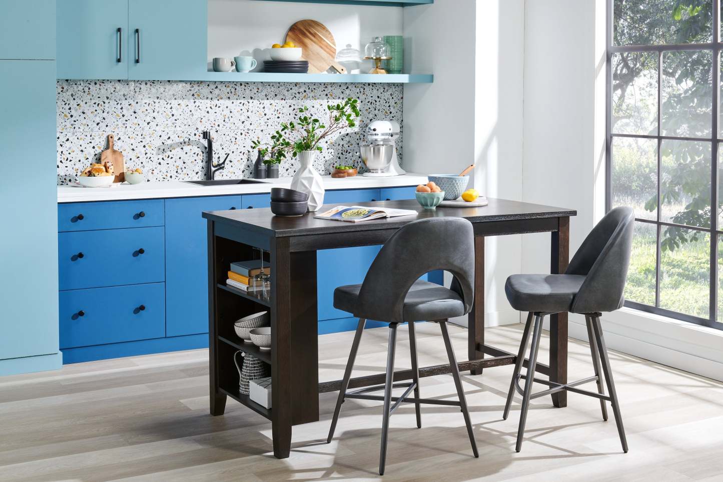 Table de salle à manger à hauteur de comptoir Astoria avec étagères intégrées, 60 W - Marron | Table de salle à manger Astoria de 60 po (L) de hauteur comptoir avec tablettes intégrées - brune