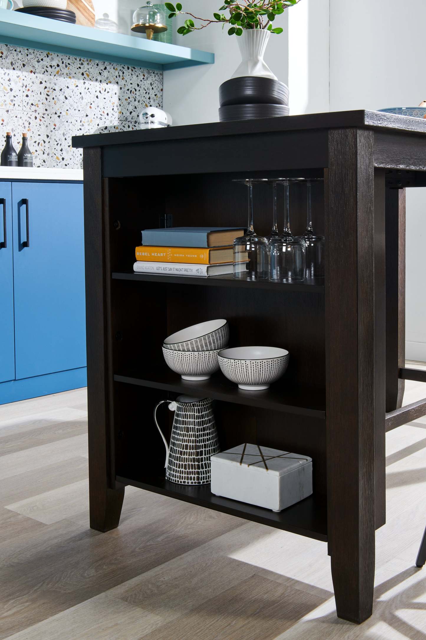 Table de salle à manger à hauteur de comptoir Astoria avec étagères intégrées, 60 W - Marron | Table de salle à manger Astoria de 60 po (L) de hauteur comptoir avec tablettes intégrées - brune