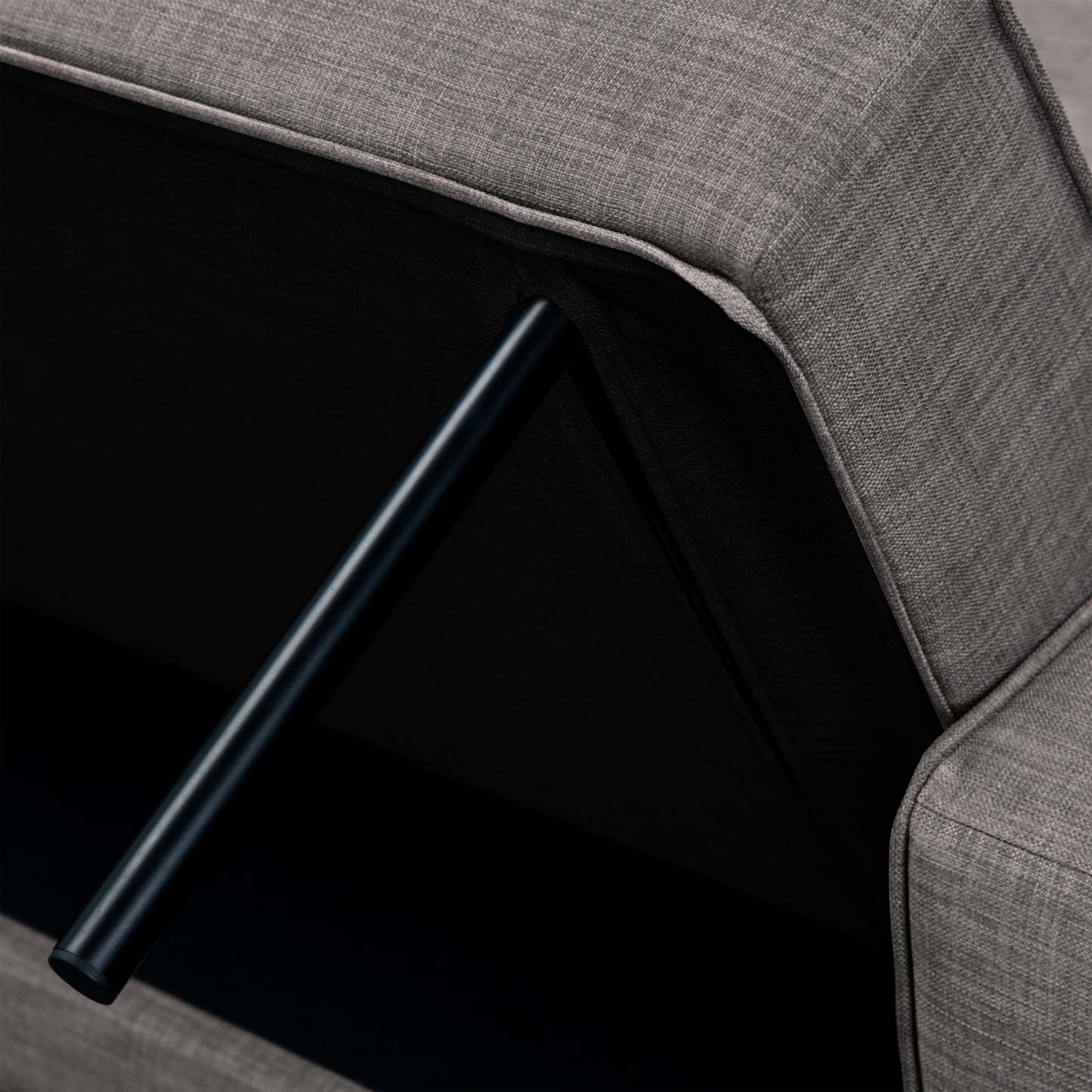 Futon Klik Klak Avery 81,5 en tissu d'apparence lin avec capitonnage et deux oreillers d'accoudoir - Gris | Futon Avery de 81,5 po en tissu d'apparence lin avec mécanisme Klik Klak, capitonnage et deux accoudoirs coussinés - gris