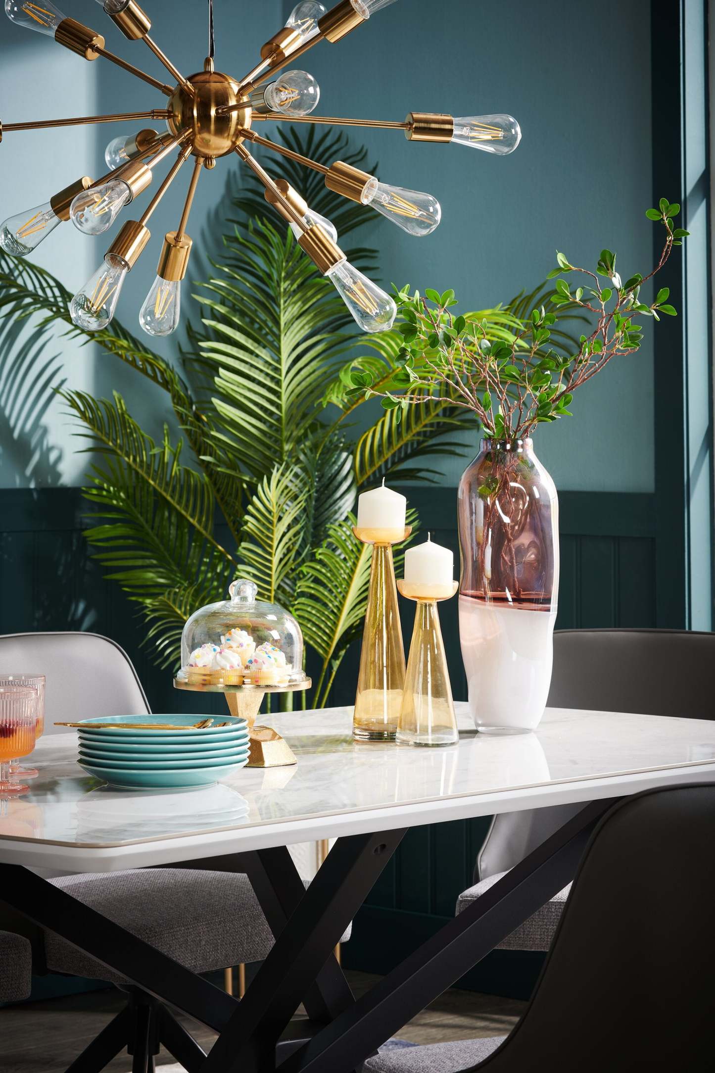 Table de salle à manger Bari de 63 po (L) avec dessus en céramique d'apparence marbre et base géométrique en métal - blanche