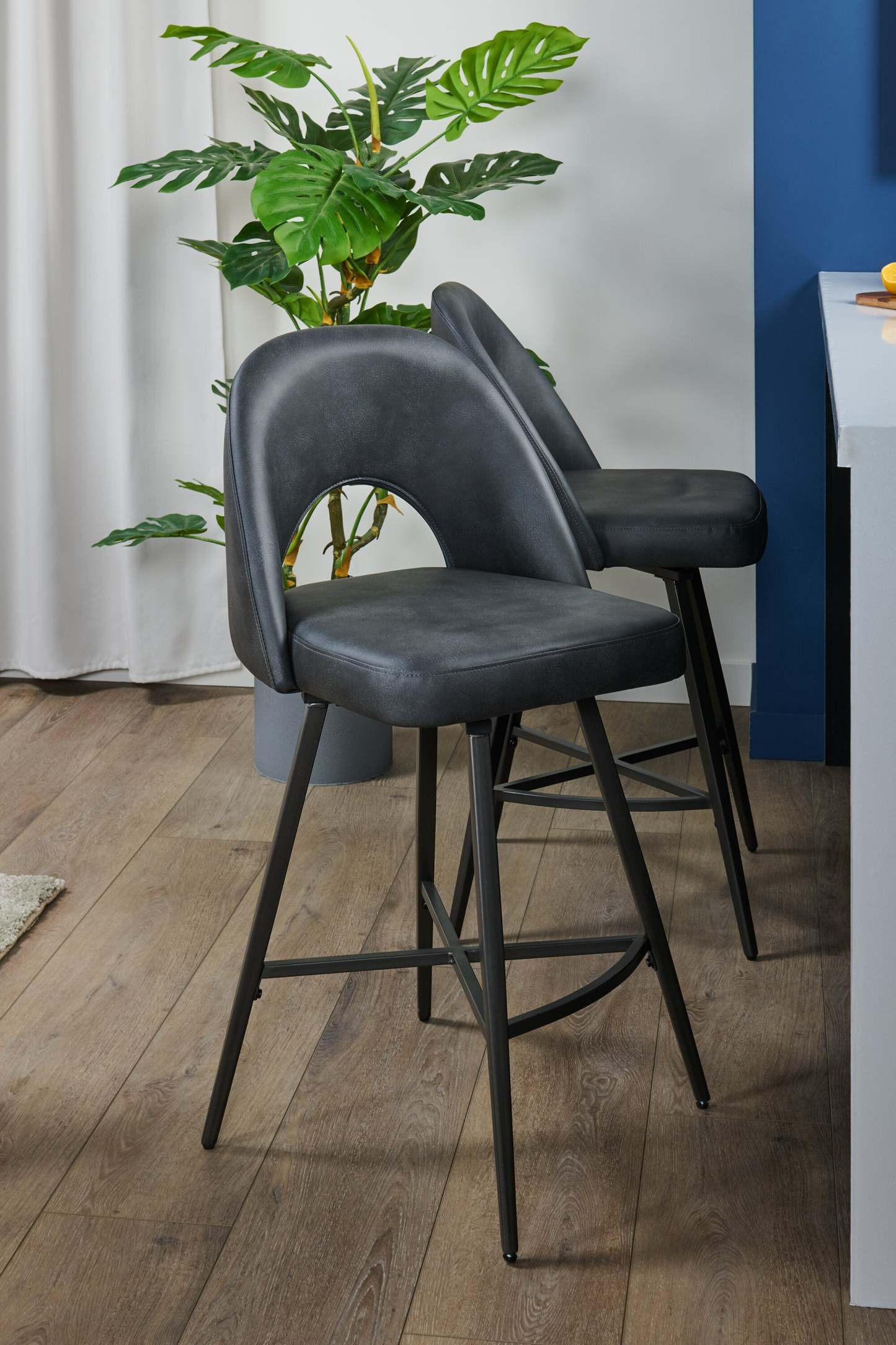 Kort &amp; Co. Tabouret à hauteur de comptoir Bay avec siège pivotant, tissu en cuir végétalien, métal - Charbon | Tabouret Bay de Kort &amp; Co. de hauteur comptoir en tissu de cuir végétalien et en métal avec siège pivotant - anthracite