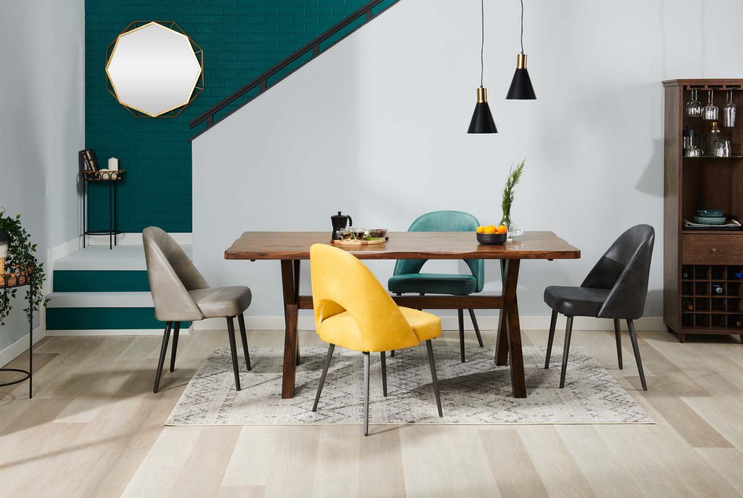 Chaise de salle à manger Bay de Kort &amp; Co. en tissu de cuir végétalien et en métal - moutarde