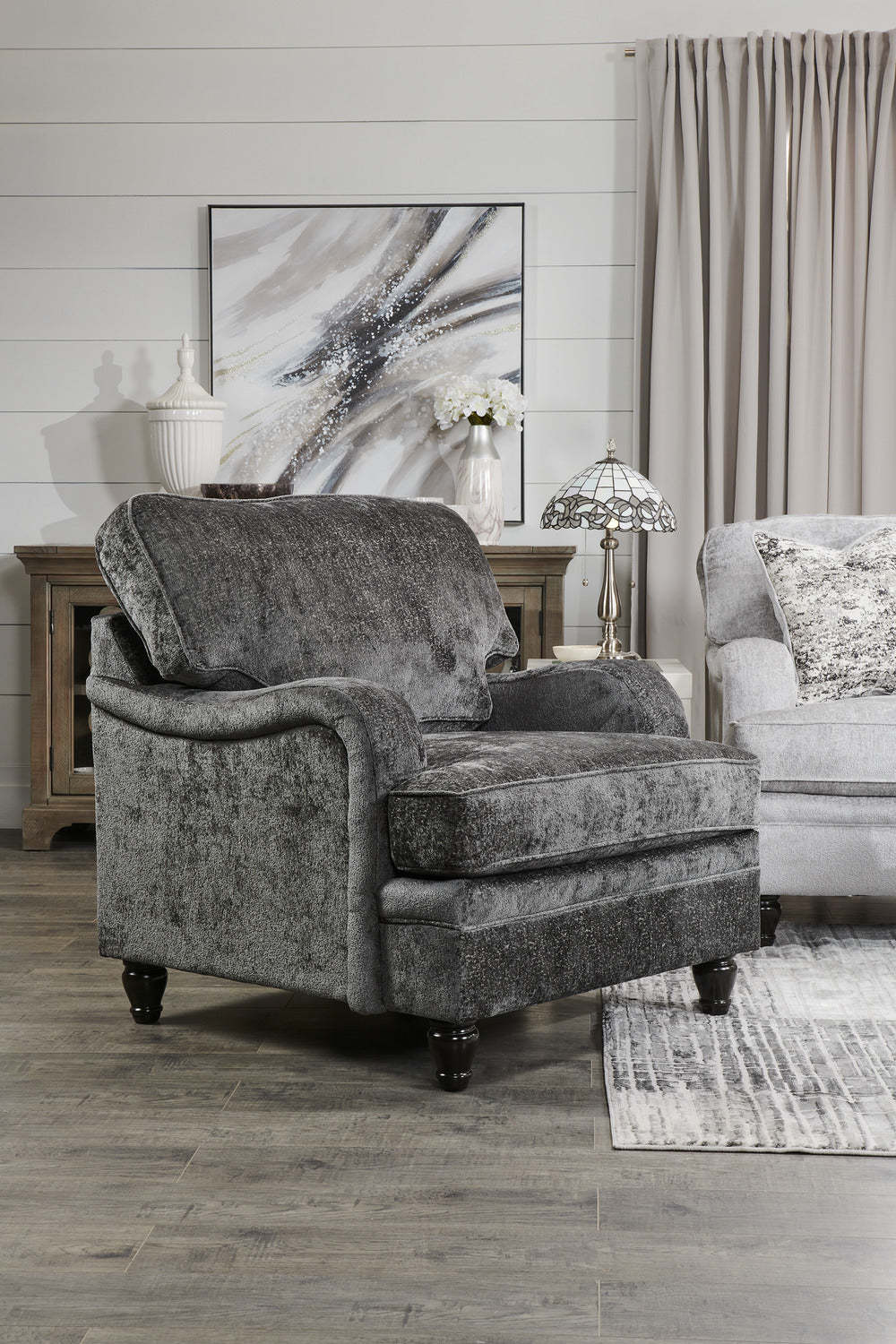 Fauteuil Bellmont de 38 po fabriqué au Canada en tissu de chenille avec pattes en bois - gris anthracite