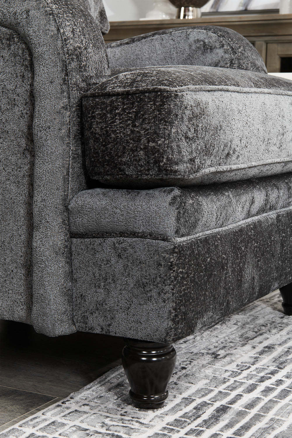 Fauteuil Bellmont de 38 po fabriqué au Canada en tissu de chenille avec pattes en bois - gris anthracite