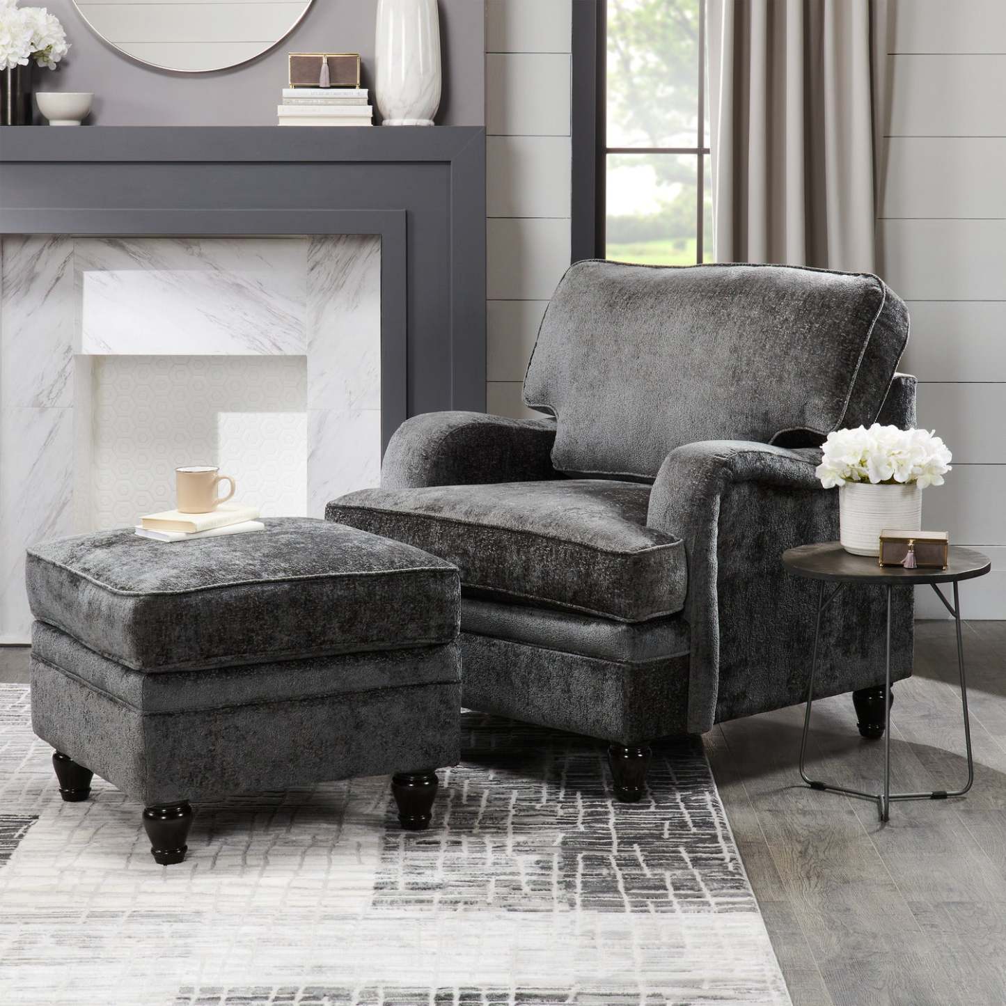 Fabriqué au Canada Ottoman Bellmont 26 en tissu chenille avec pieds en bois - Gris anthracite | Pouf Bellmont de 26 po fabriqué au Canada en tissu de chenille avec pattes en bois - gris anthracite