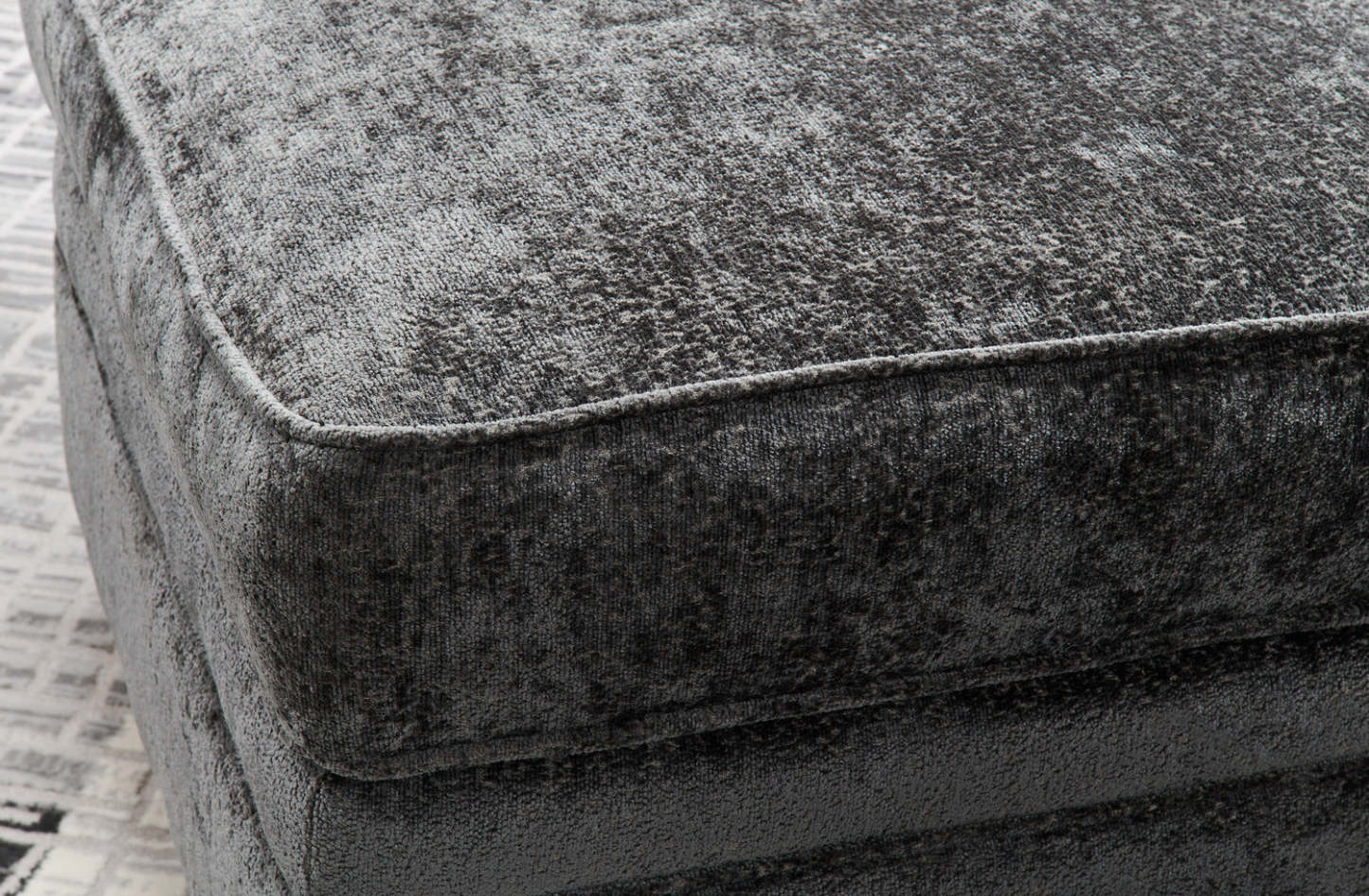 Fabriqué au Canada Ottoman Bellmont 26 en tissu chenille avec pieds en bois - Gris anthracite | Pouf Bellmont de 26 po fabriqué au Canada en tissu de chenille avec pattes en bois - gris anthracite