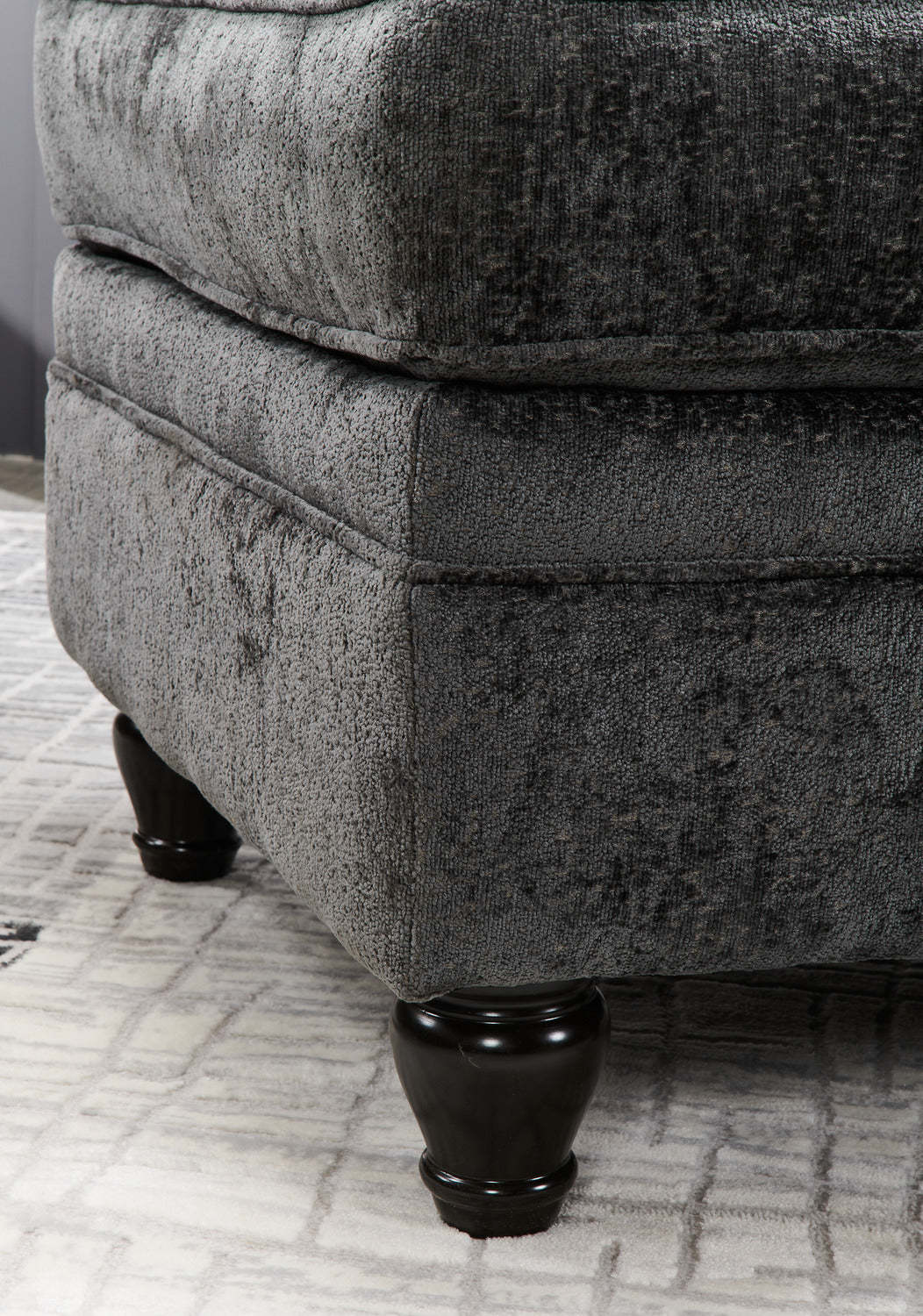 Fabriqué au Canada Ottoman Bellmont 26 en tissu chenille avec pieds en bois - Gris anthracite | Pouf Bellmont de 26 po fabriqué au Canada en tissu de chenille avec pattes en bois - gris anthracite