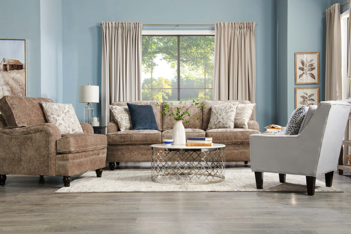 Fauteuil Bellmont de 38 po fabriqué au Canada en tissu de chenille avec pattes en bois - brun caramel