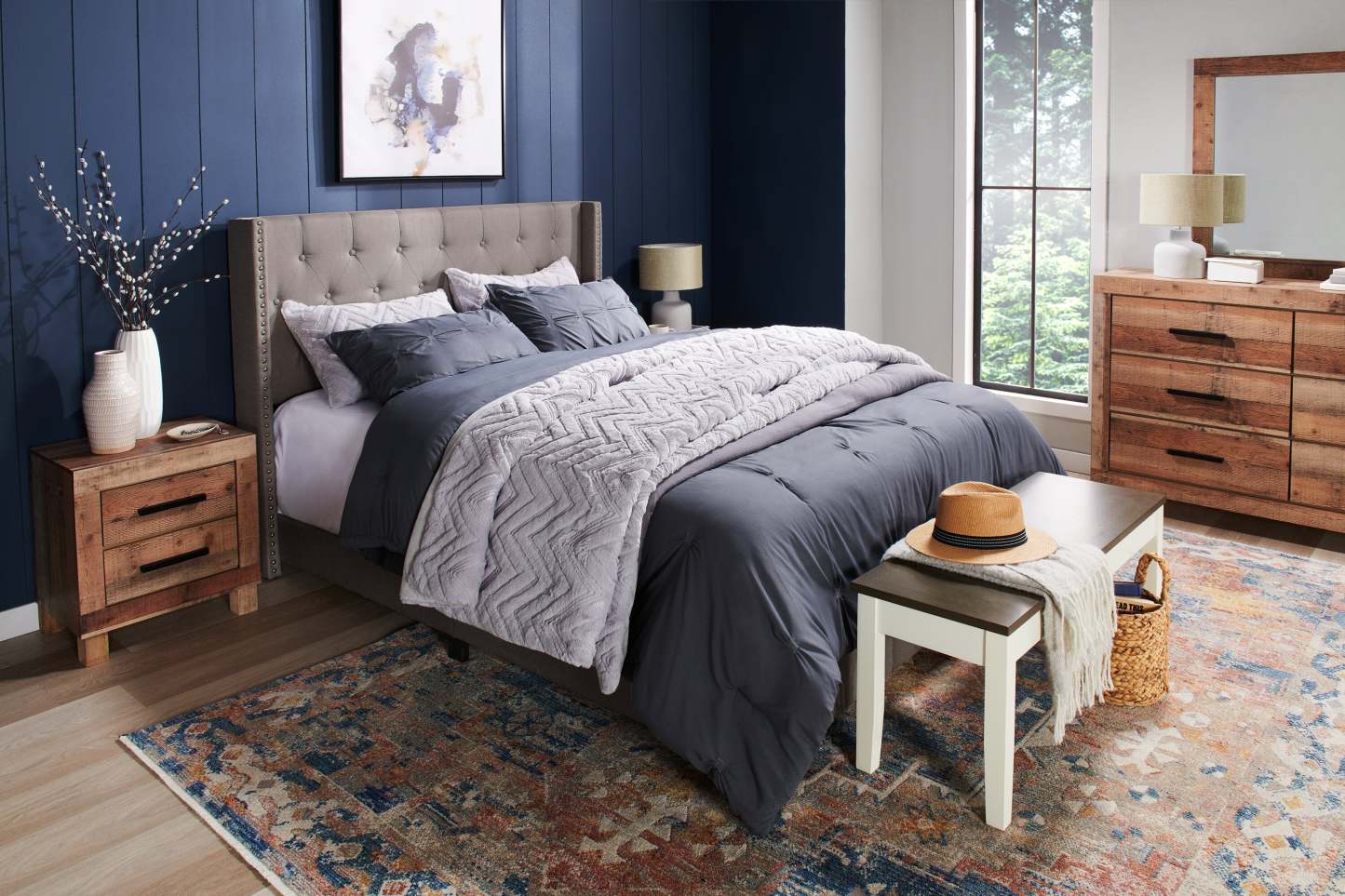 Lit à oreilles rembourré Brady en tissu gris clair avec motif clouté, capitonné avec boutons - Queen Size | Lit rembourré à oreilles Brady en tissu gris clair avec clous décoratifs et capitonnage à boutons - format grand lit