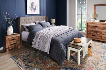 Lit à oreilles rembourré Brady en tissu gris clair avec motif clouté, capitonné avec boutons - Queen Size | Lit rembourré à oreilles Brady en tissu gris clair avec clous décoratifs et capitonnage à boutons - format grand lit