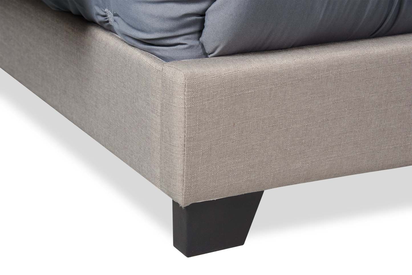 Lit à oreilles rembourré Brady en tissu gris clair avec motif clouté, capitonné avec boutons - Queen Size | Lit rembourré à oreilles Brady en tissu gris clair avec clous décoratifs et capitonnage à boutons - format grand lit