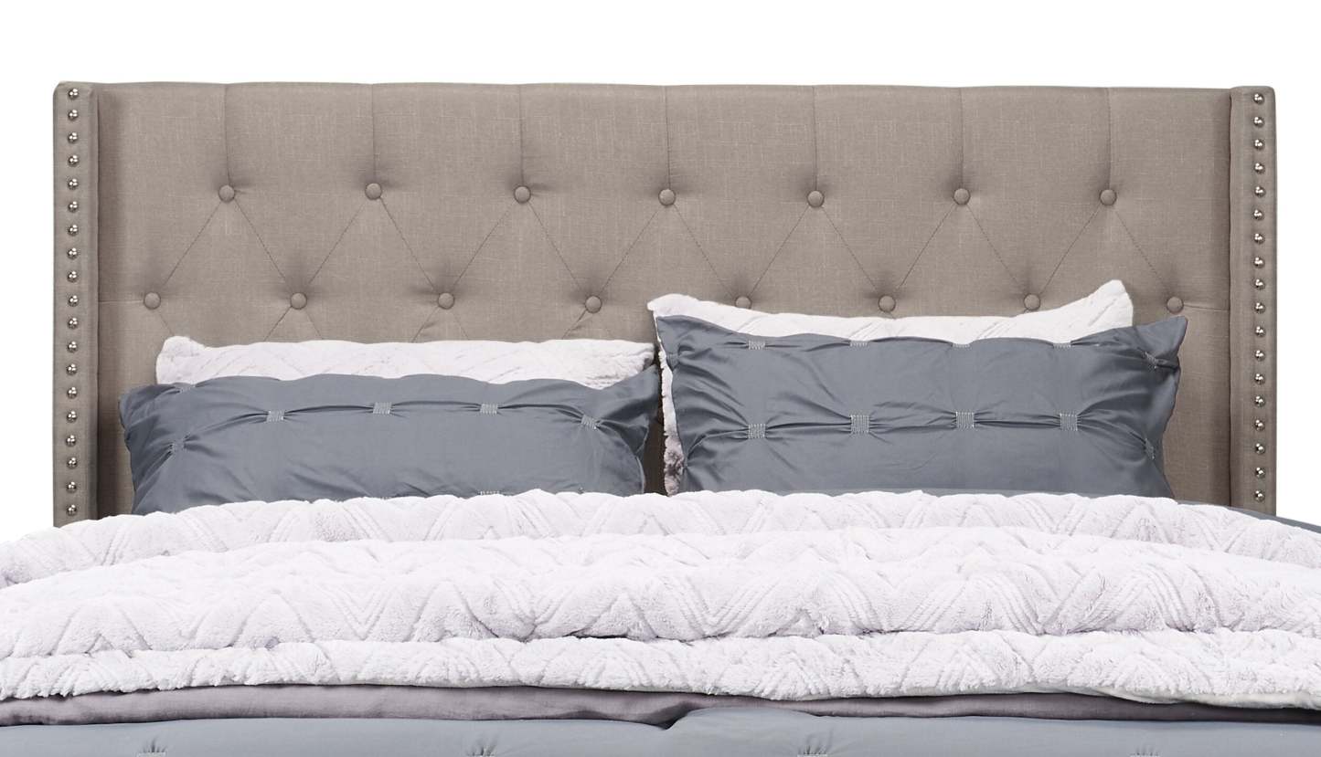 Lit à oreilles rembourré Brady en tissu gris clair avec motif clouté, capitonné avec boutons - Queen Size | Lit rembourré à oreilles Brady en tissu gris clair avec clous décoratifs et capitonnage à boutons - format grand lit