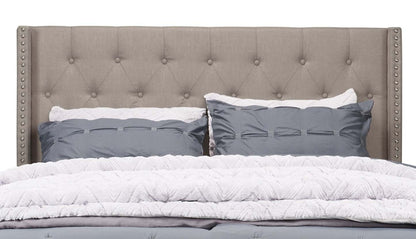 Lit à oreilles rembourré Brady en tissu gris clair avec motif clouté, capitonné avec boutons - Queen Size | Lit rembourré à oreilles Brady en tissu gris clair avec clous décoratifs et capitonnage à boutons - format grand lit