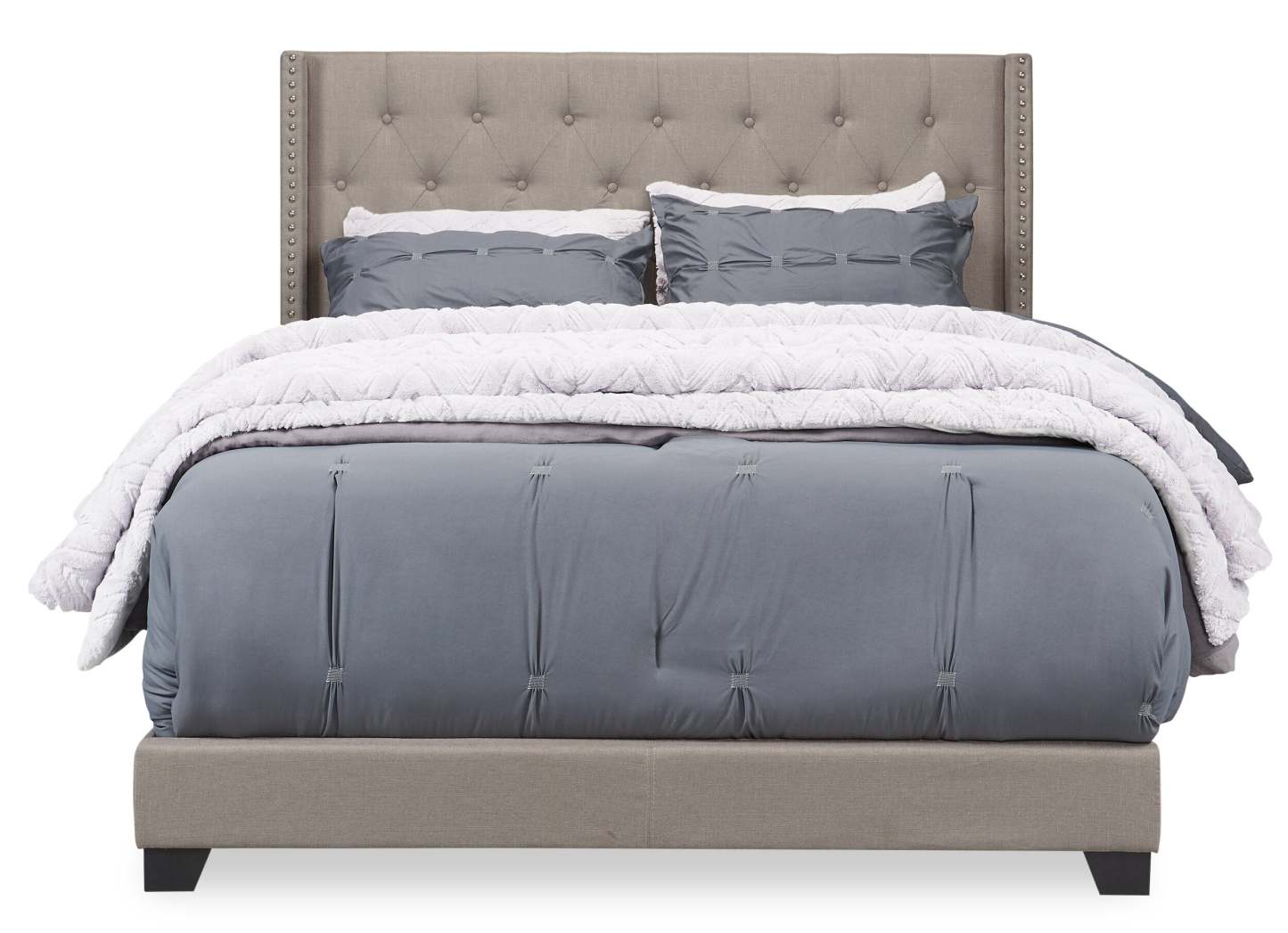 Lit à oreilles rembourré Brady en tissu gris clair avec motif clouté, capitonné avec boutons - Queen Size | Lit rembourré à oreilles Brady en tissu gris clair avec clous décoratifs et capitonnage à boutons - format grand lit