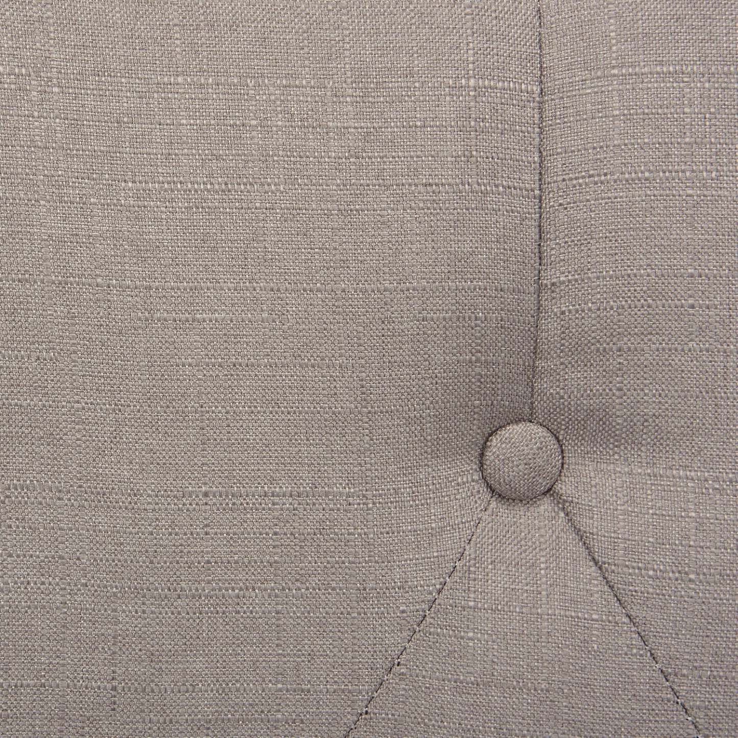 Lit à oreilles rembourré Brady en tissu gris clair avec motif clouté, capitonné avec boutons - Queen Size | Lit rembourré à oreilles Brady en tissu gris clair avec clous décoratifs et capitonnage à boutons - format grand lit