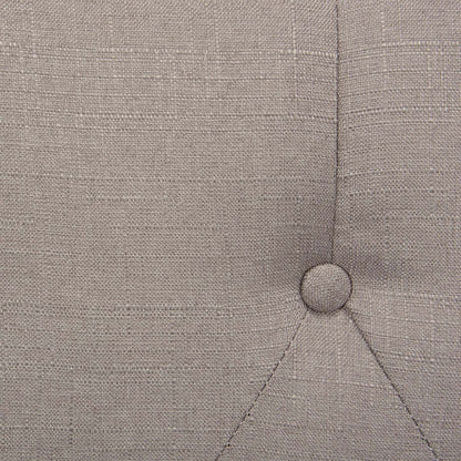 Lit à oreilles rembourré Brady en tissu gris clair avec motif clouté, capitonné avec boutons - Queen Size | Lit rembourré à oreilles Brady en tissu gris clair avec clous décoratifs et capitonnage à boutons - format grand lit