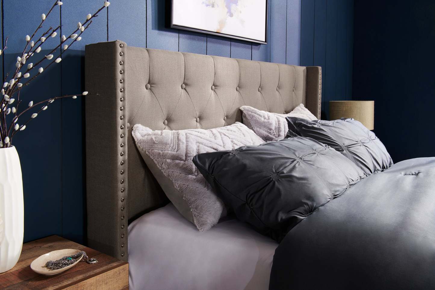 Lit à oreilles rembourré Brady en tissu gris clair avec motif clouté, capitonné avec boutons - Queen Size | Lit rembourré à oreilles Brady en tissu gris clair avec clous décoratifs et capitonnage à boutons - format grand lit