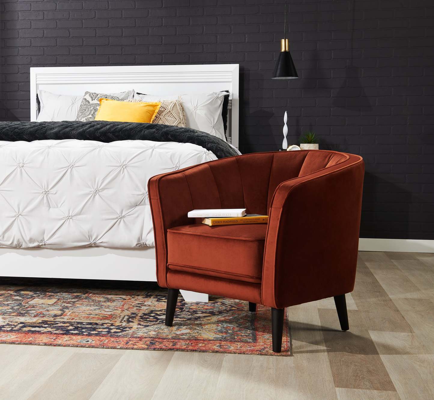 Chaise d'appoint en tissu velours Brinley 29 avec pieds en bois - Orange | Fauteuil d'appoint Brinley de 29 po en tissu de velours avec pattes en bois - orange