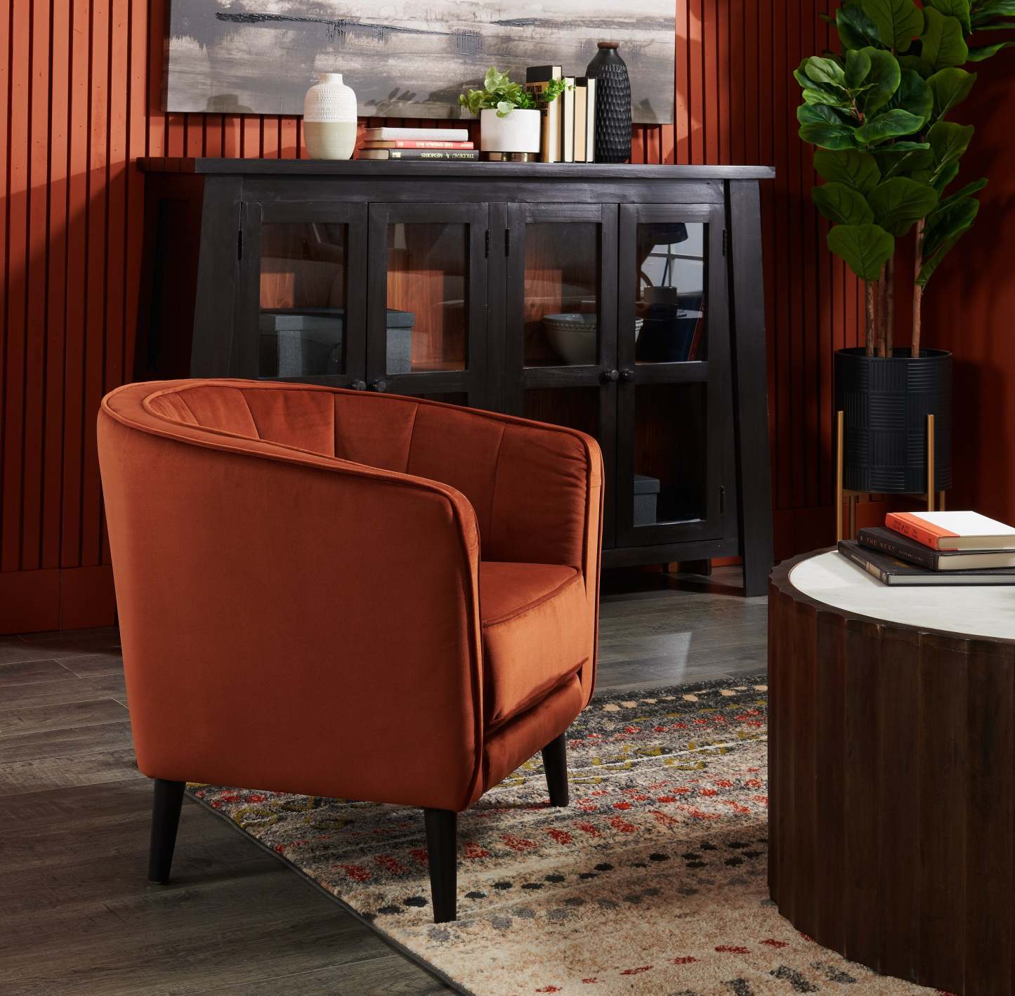 Chaise d'appoint en tissu velours Brinley 29 avec pieds en bois - Orange | Fauteuil d'appoint Brinley de 29 po en tissu de velours avec pattes en bois - orange